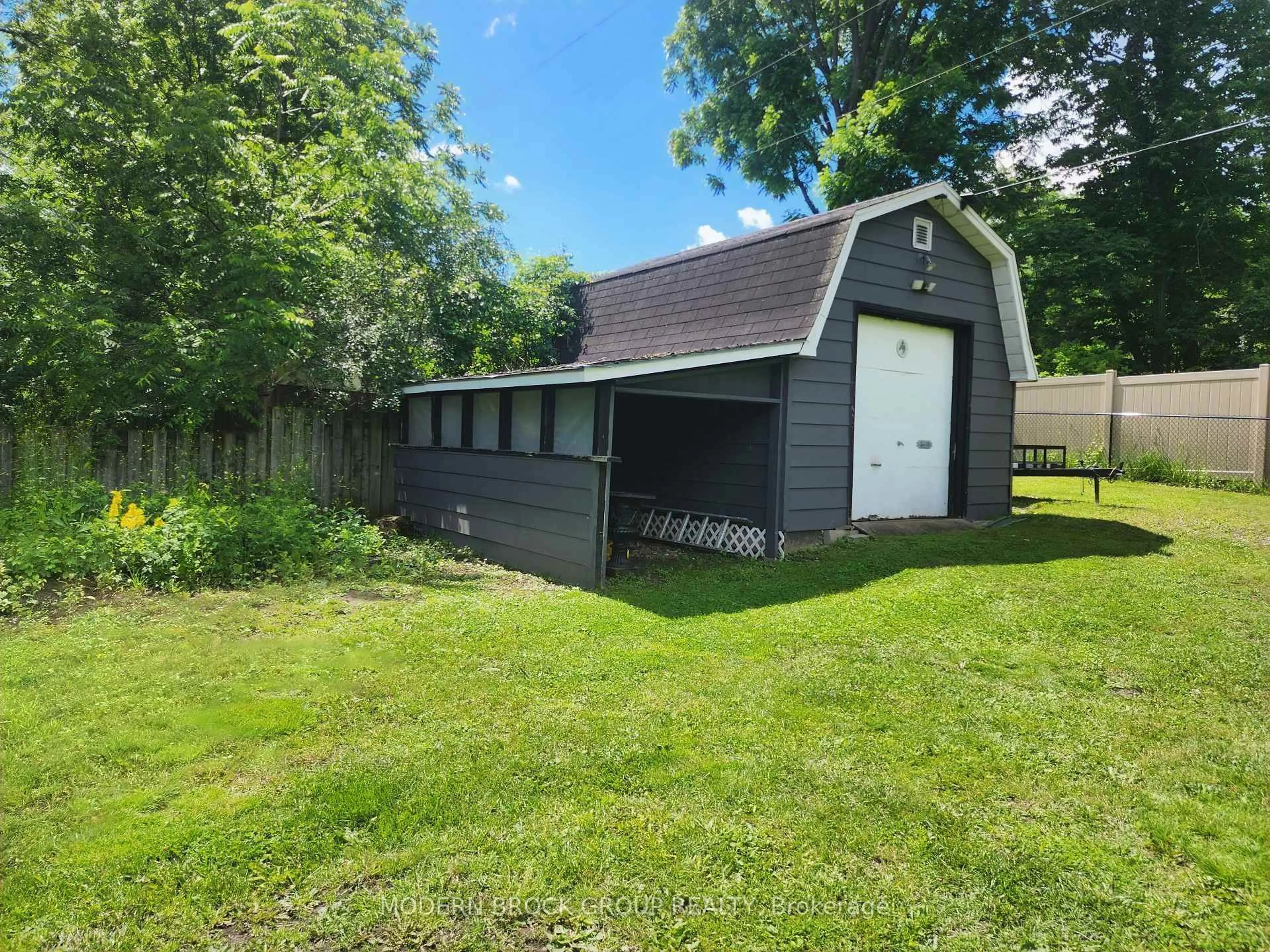 Shed for 345 Pearl St, Brockville Ontario K6V 4E4