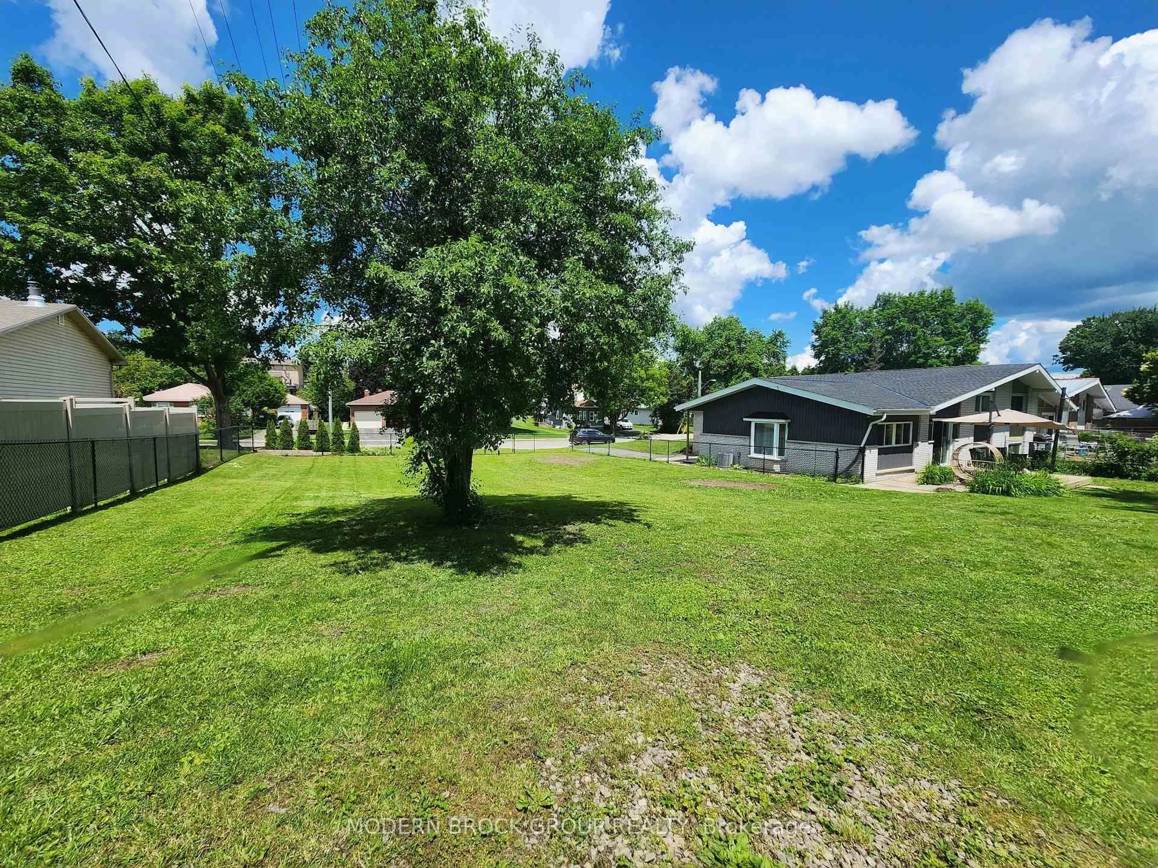A pic from outside/outdoor area/front of a property/back of a property/a pic from drone, unknown for 345 Pearl St, Brockville Ontario K6V 4E4