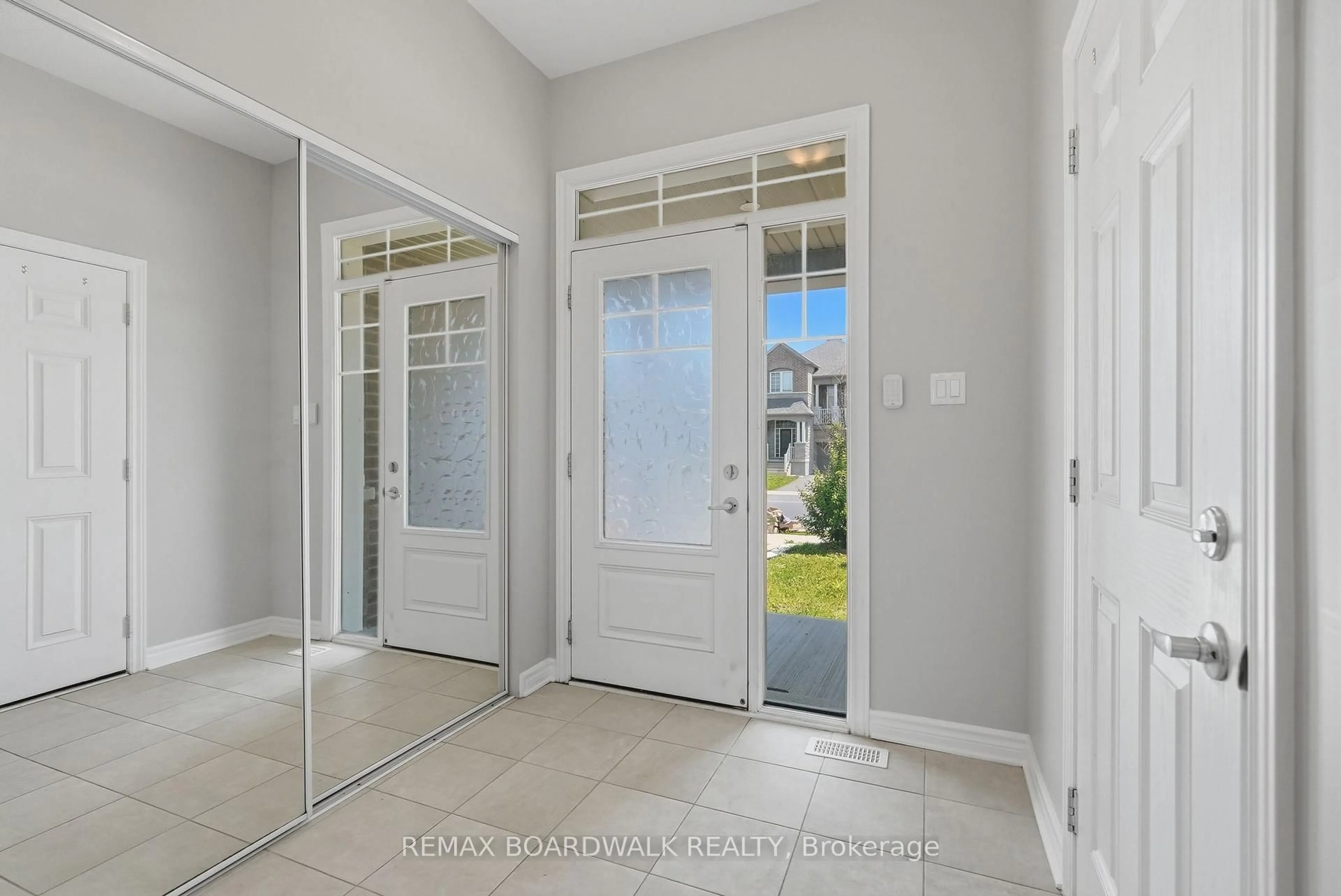 Indoor entryway for 695 Jerome Jodoin Dr, Ottawa Ontario K4A 1G8