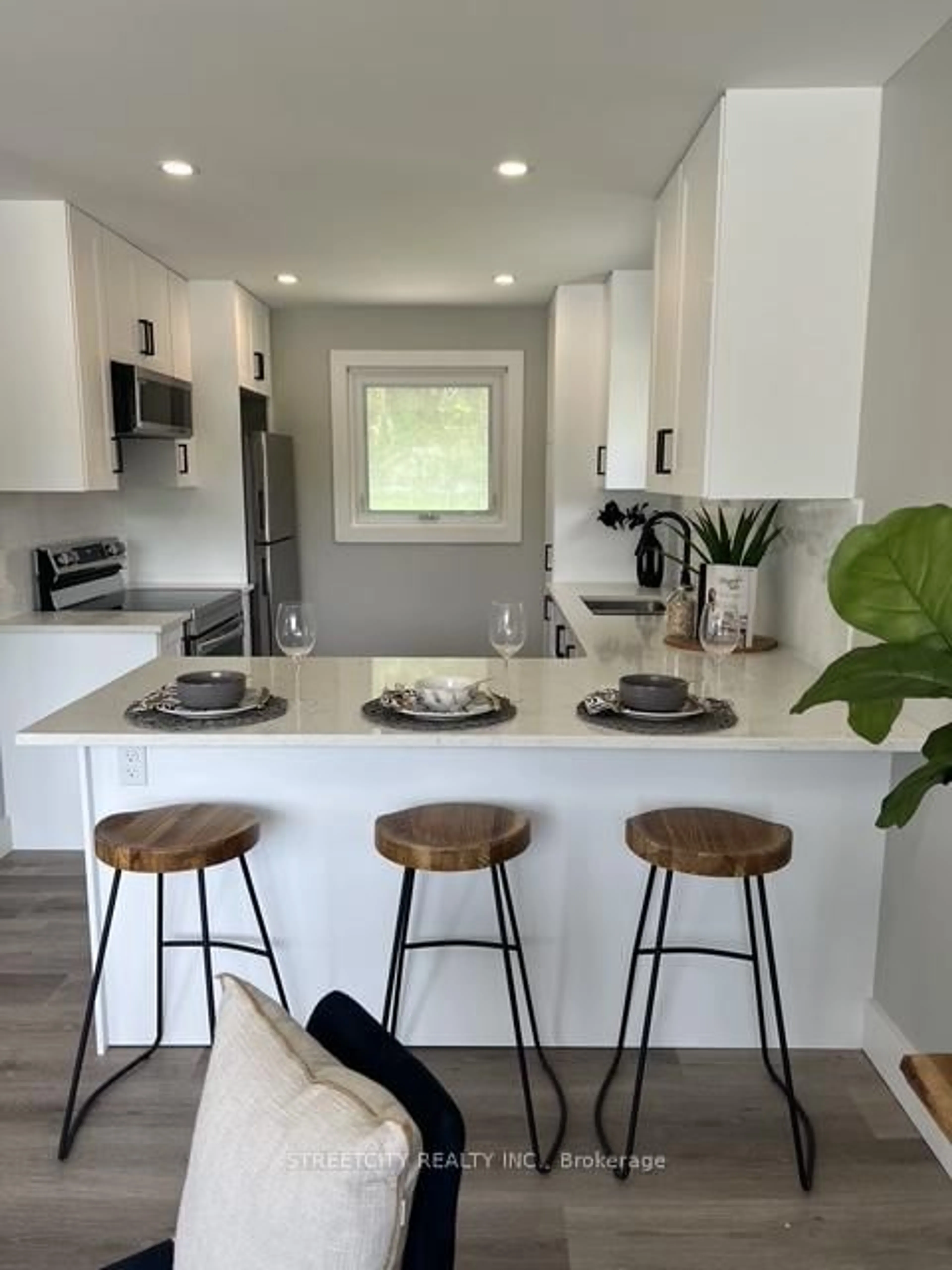 Contemporary kitchen, unknown for 268 Bernard St, Woodstock Ontario N4S 2V2