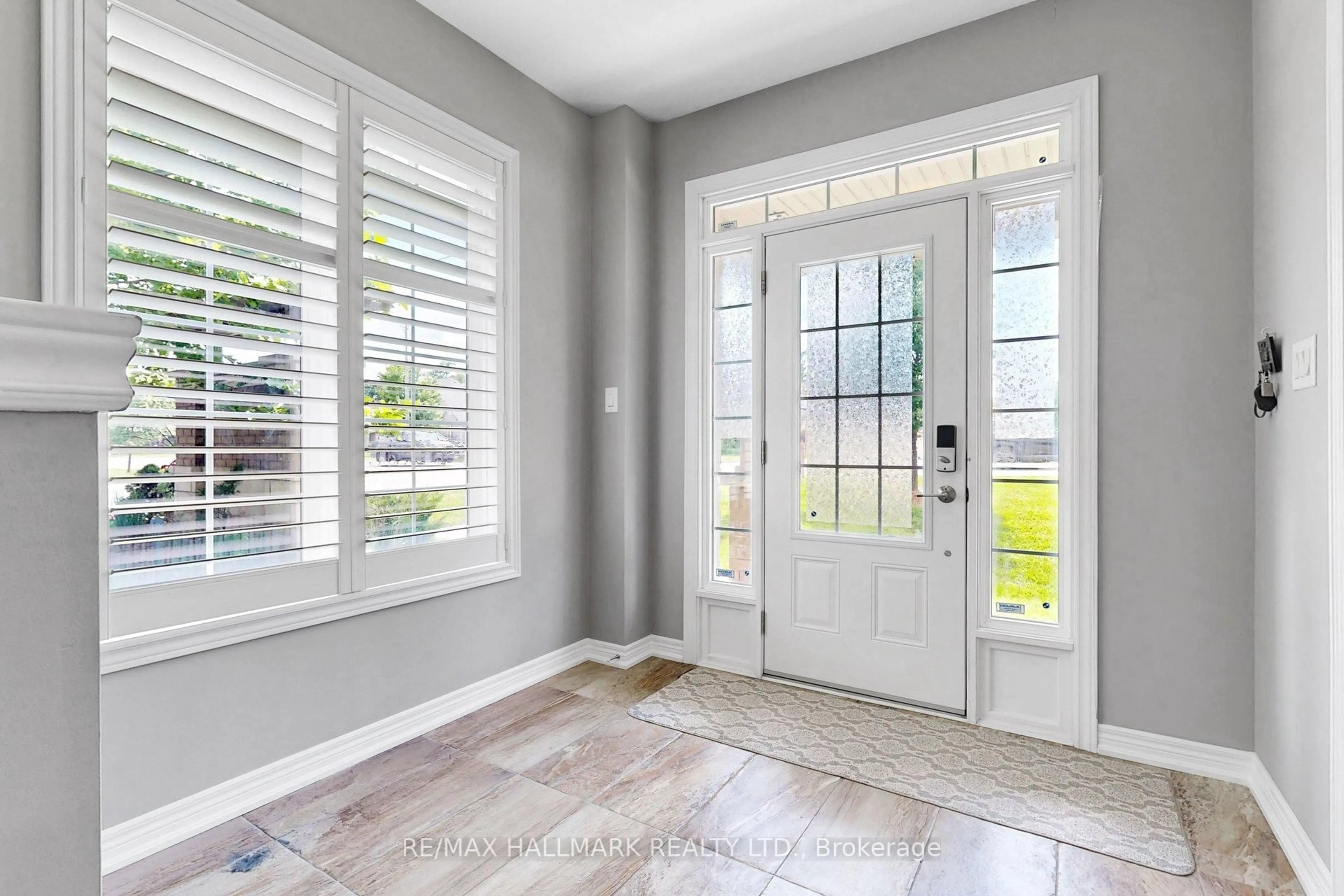 Indoor entryway for 215 Dundas St #14, Hamilton Ontario L8B 0X1