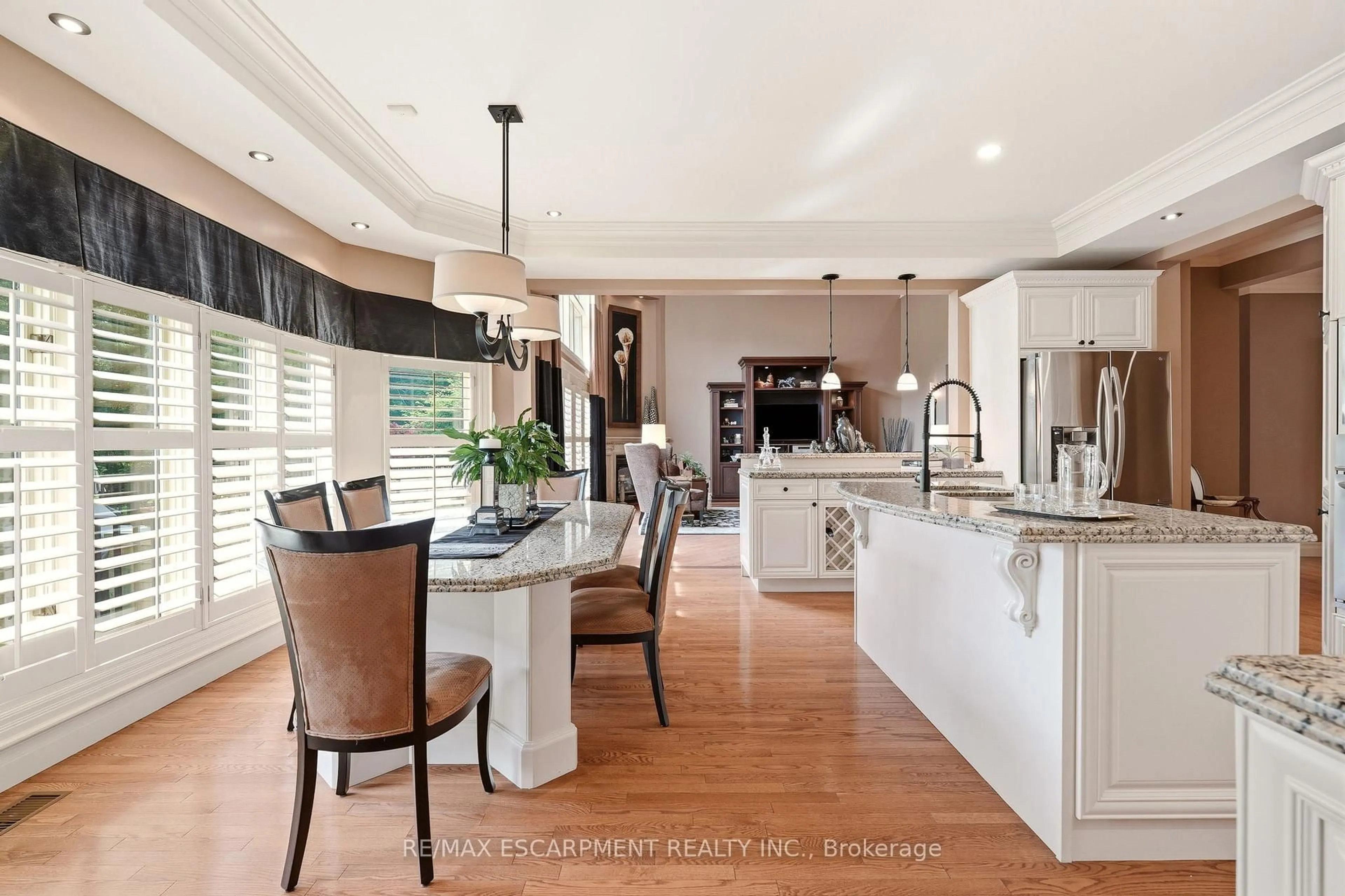 Contemporary kitchen, unknown for 28 Millcreek Crt, Hamilton Ontario L9G 4Z3