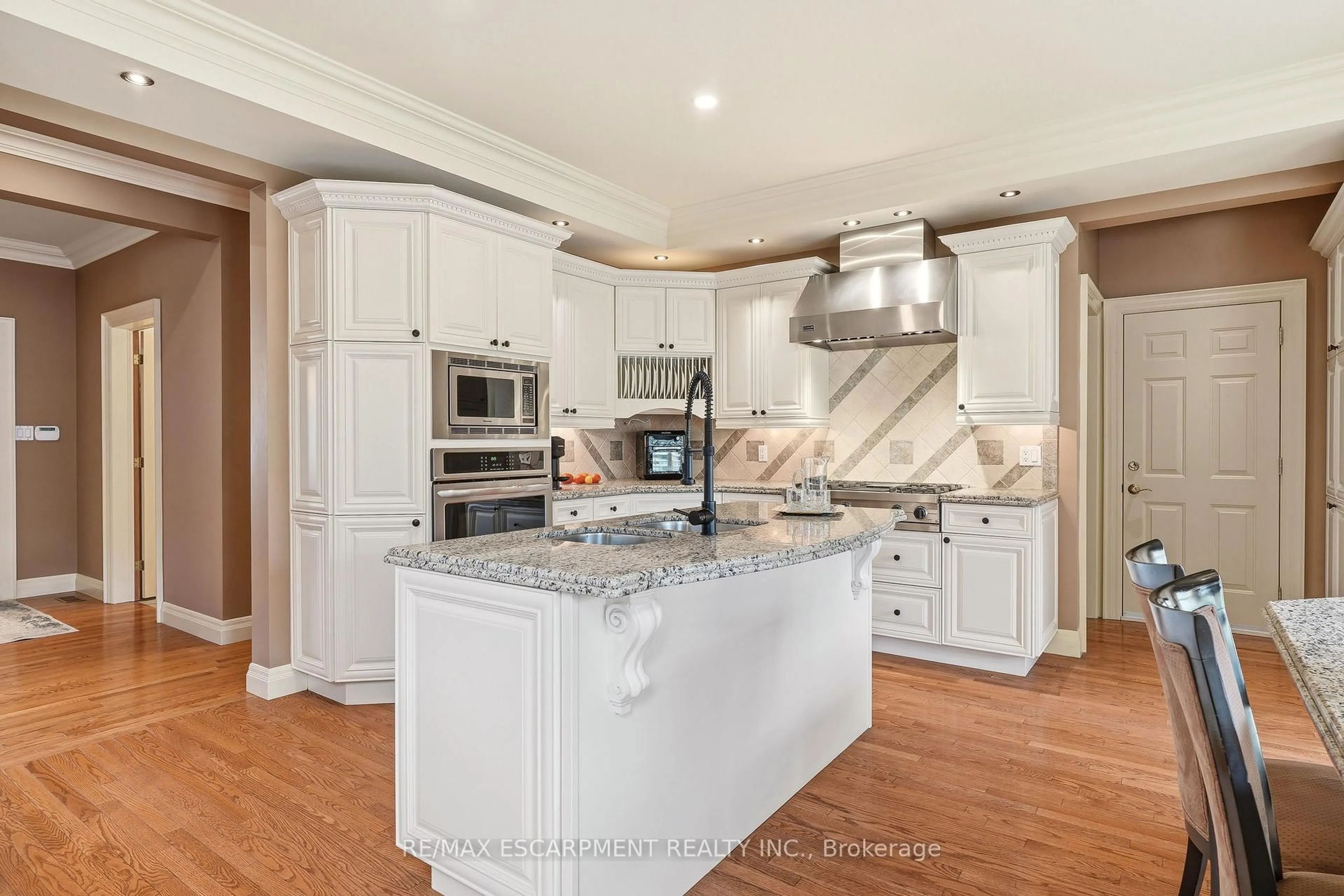 Open concept kitchen, ceramic/tile floor for 28 Millcreek Crt, Hamilton Ontario L9G 4Z3