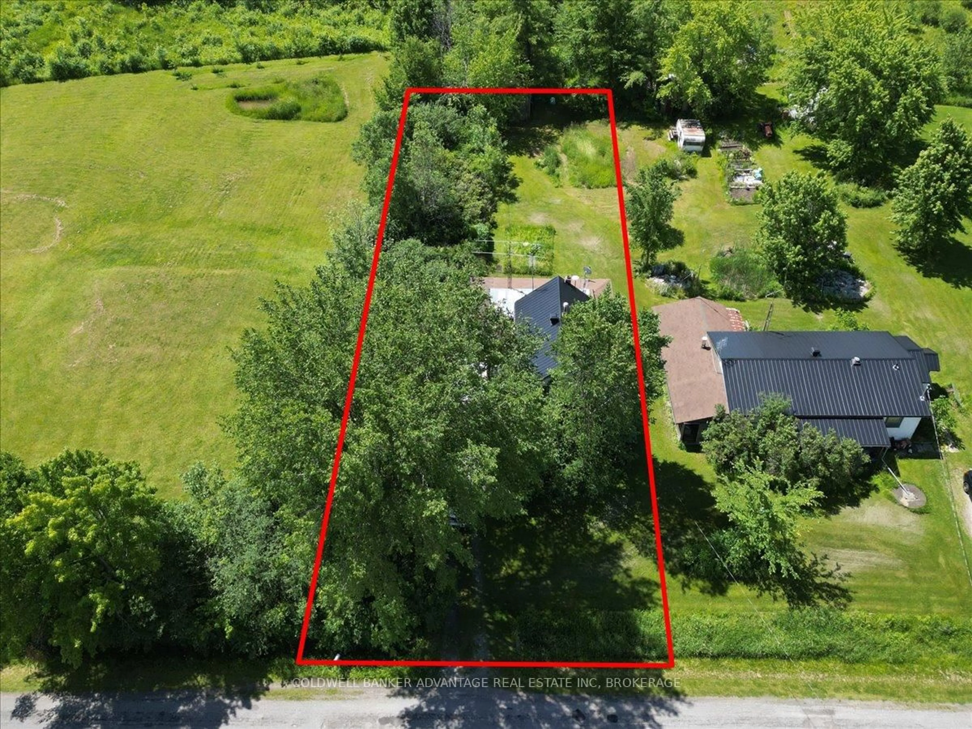 A pic from outside/outdoor area/front of a property/back of a property/a pic from drone, unknown for 505 Netherby Rd, Welland Ontario L3B 5N7