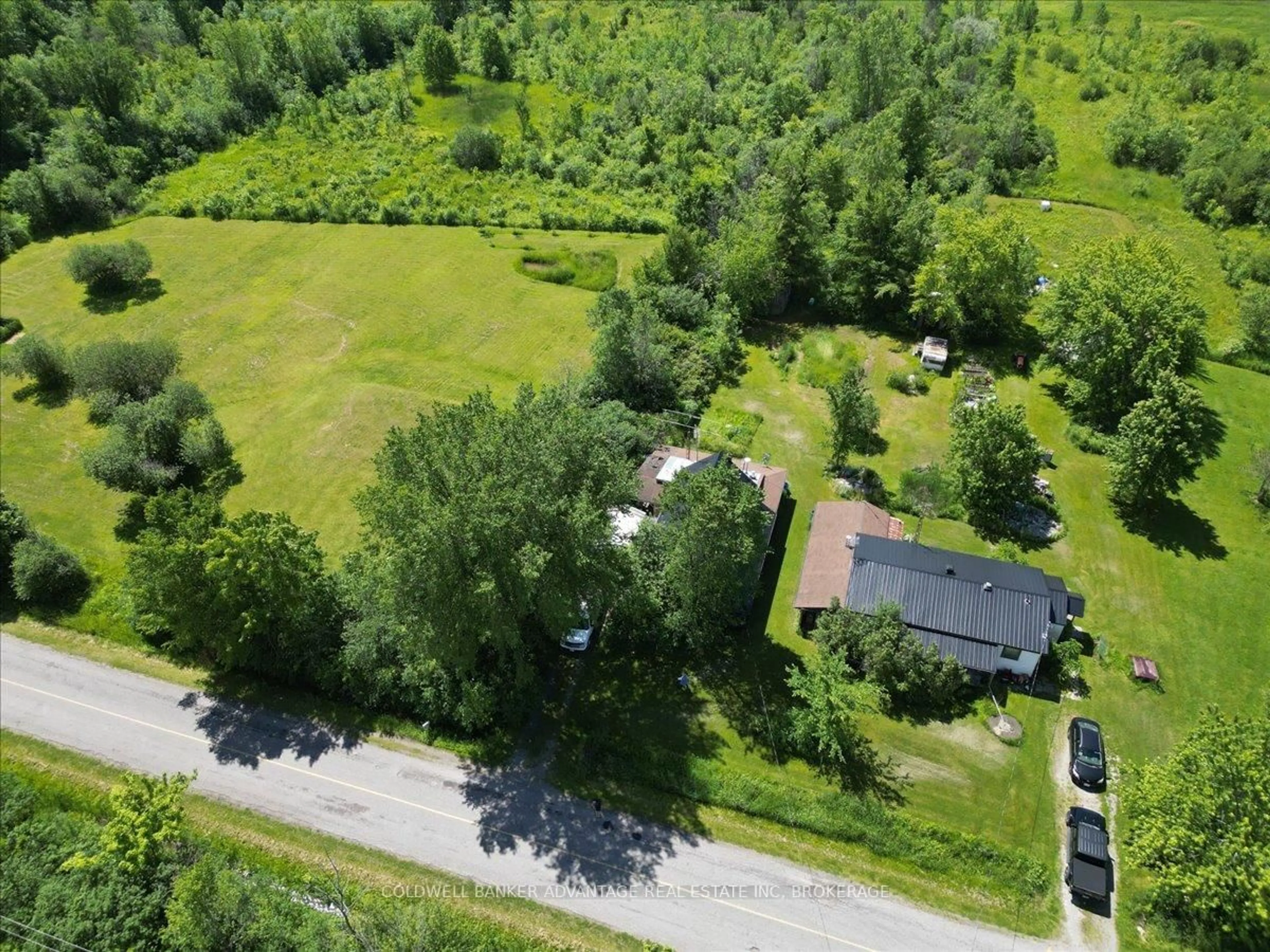A pic from outside/outdoor area/front of a property/back of a property/a pic from drone, unknown for 505 Netherby Rd, Welland Ontario L3B 5N7