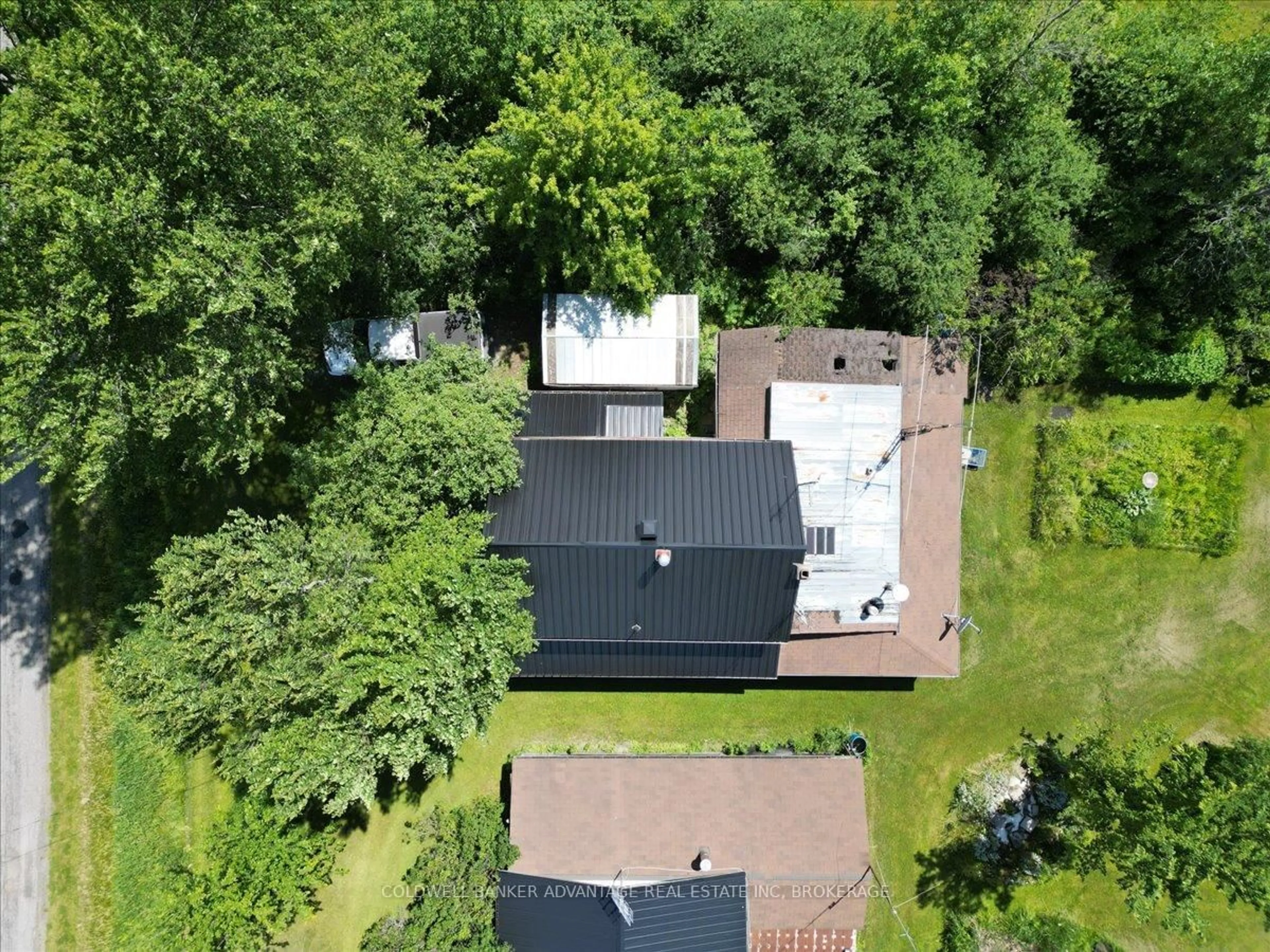 A pic from outside/outdoor area/front of a property/back of a property/a pic from drone, street for 505 Netherby Rd, Welland Ontario L3B 5N7