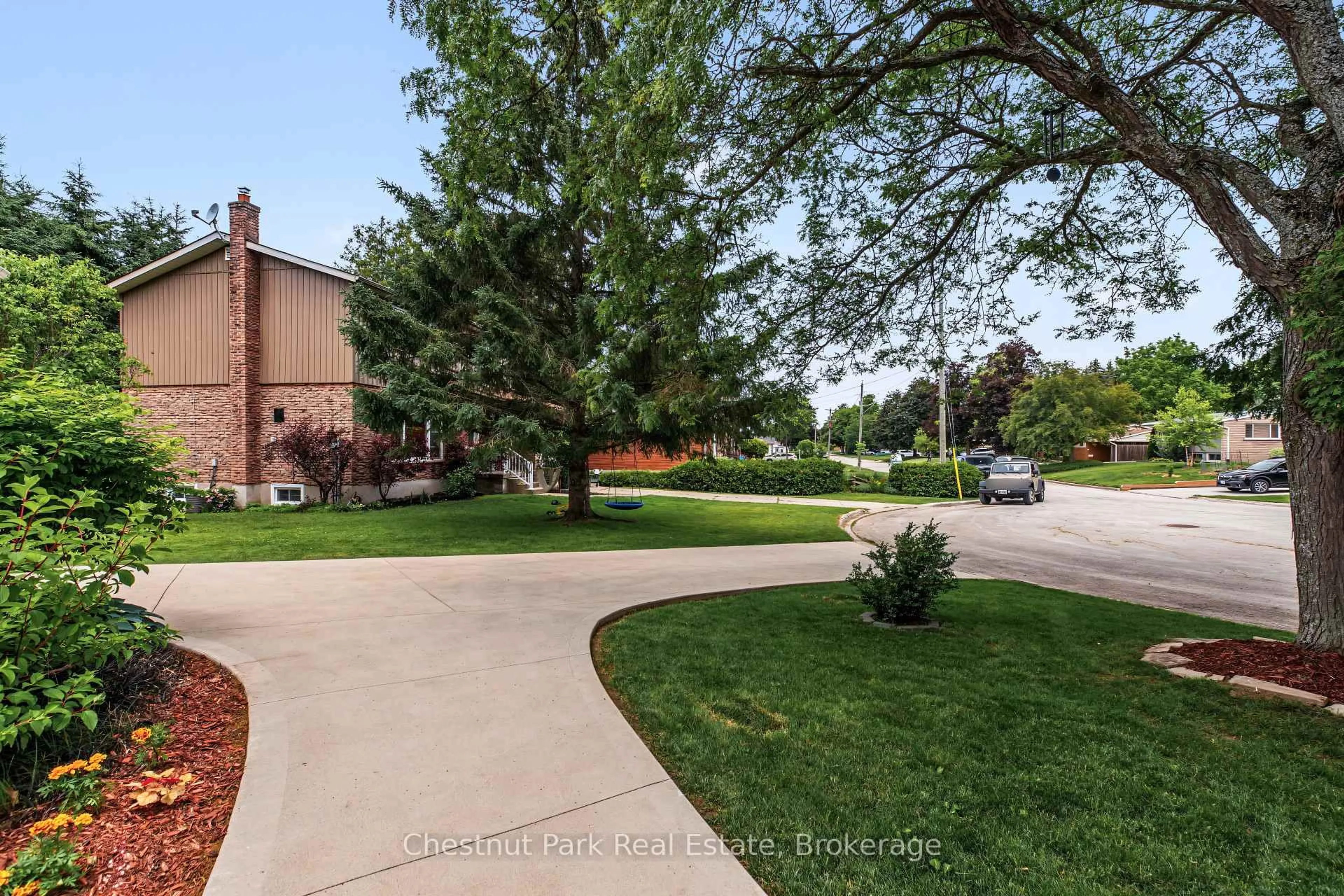 A pic from outside/outdoor area/front of a property/back of a property/a pic from drone, street for 280 8th Ave, Owen Sound Ontario N4K 3A2