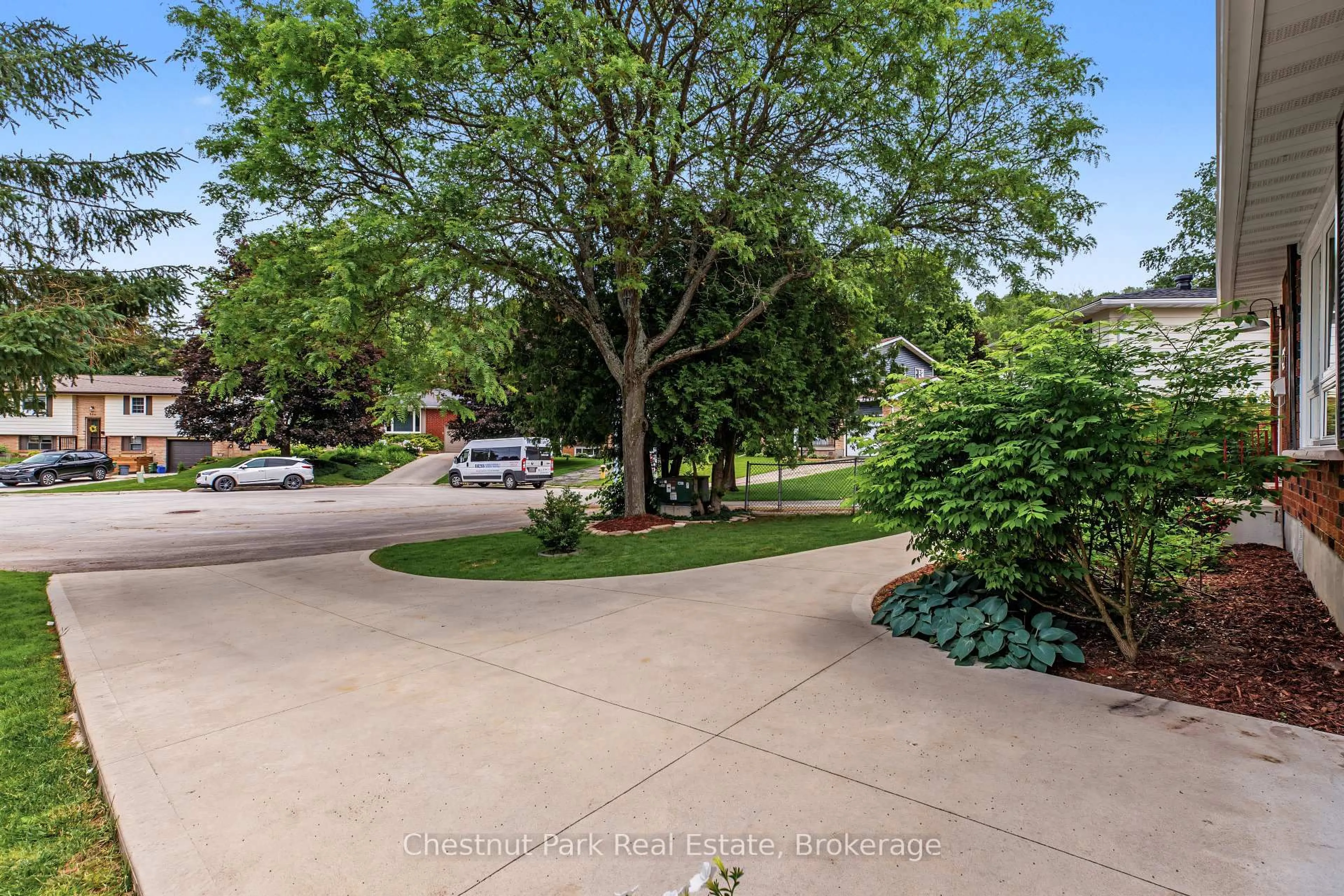 A pic from outside/outdoor area/front of a property/back of a property/a pic from drone, street for 280 8th Ave, Owen Sound Ontario N4K 3A2