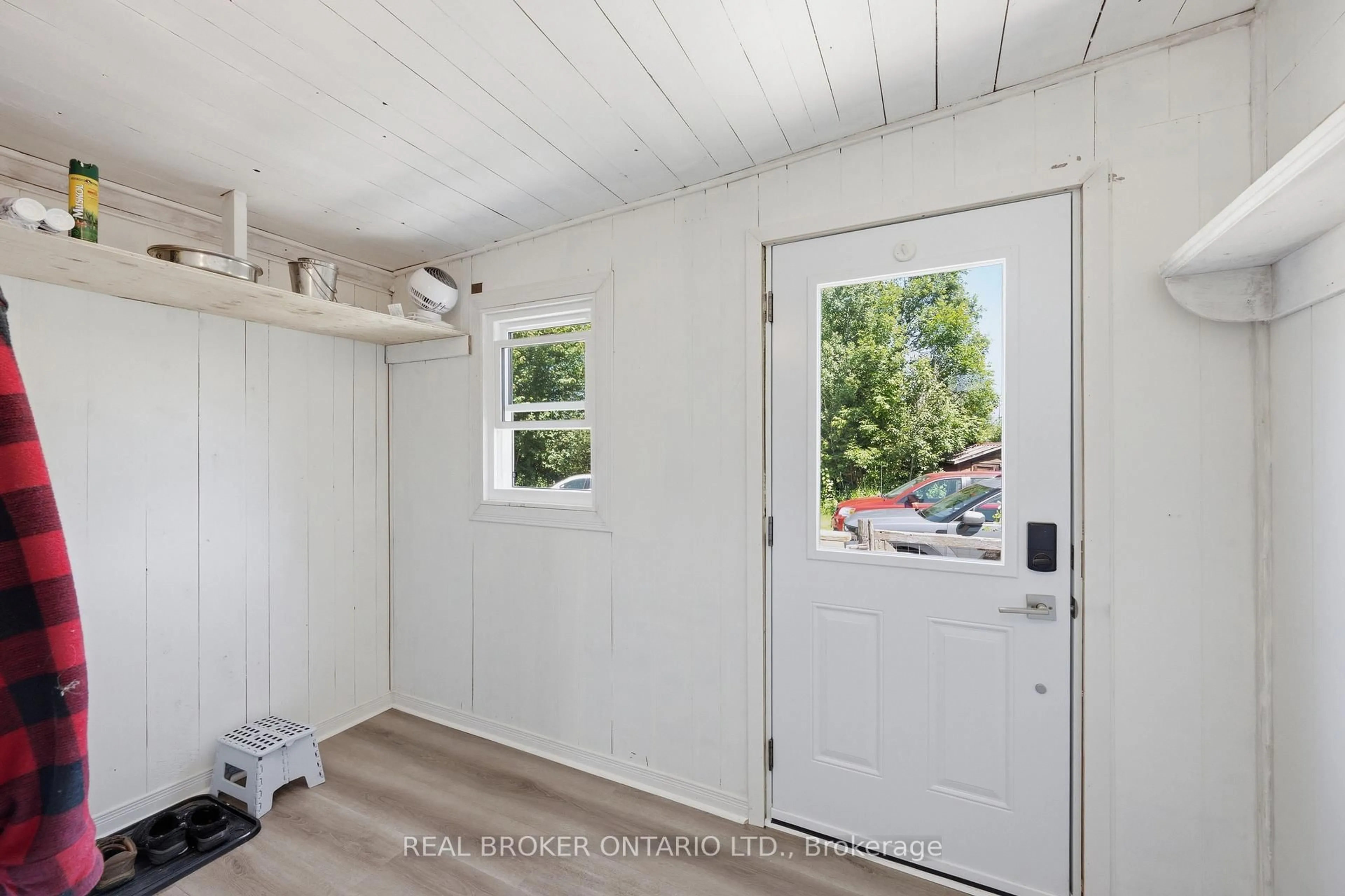 Indoor entryway for 206 Weedmark Rd, Merrickville-Wolford Ontario K0G 1N0