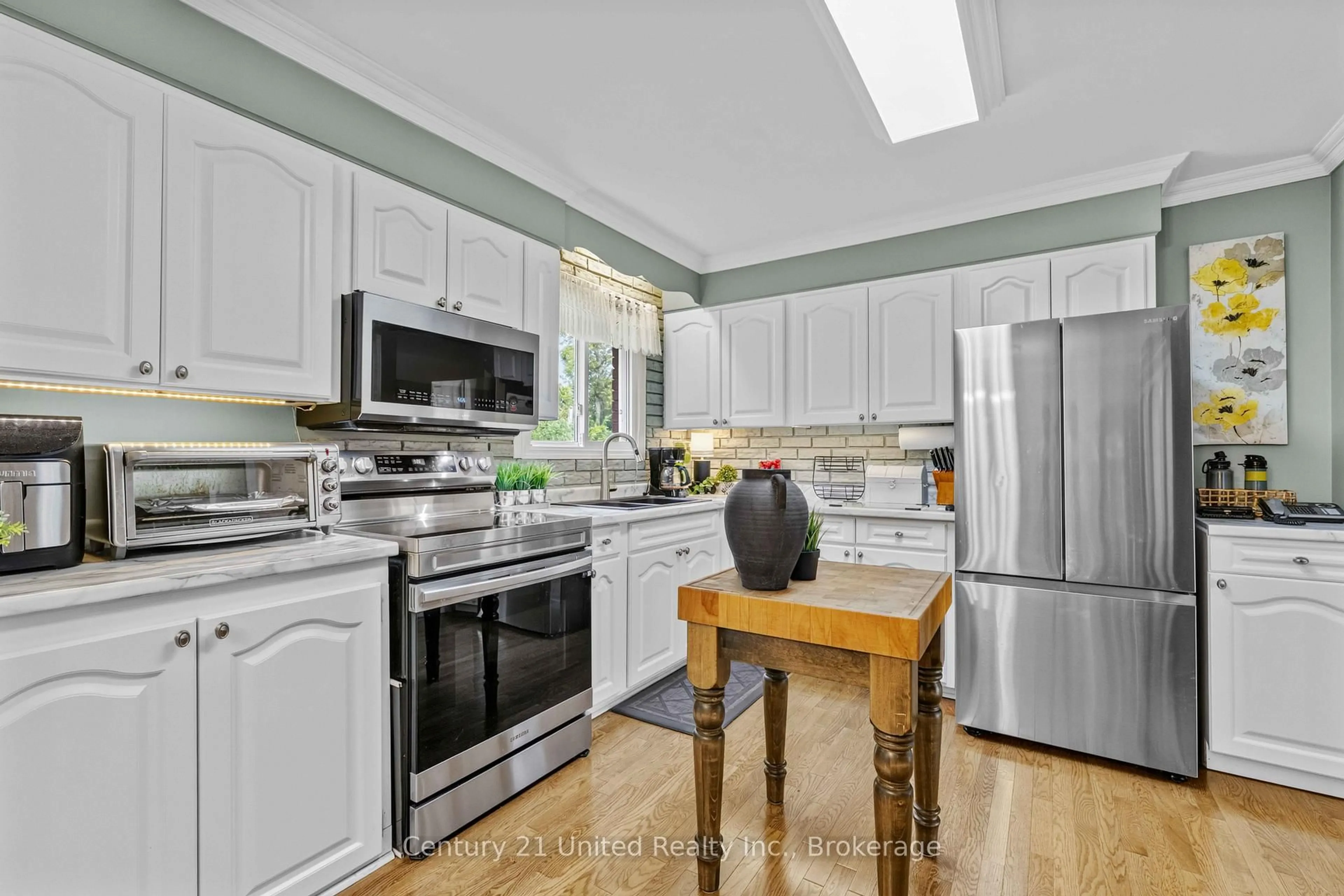 Open concept kitchen, unknown for 975 8th Line, Selwyn Ontario K0L 1H0