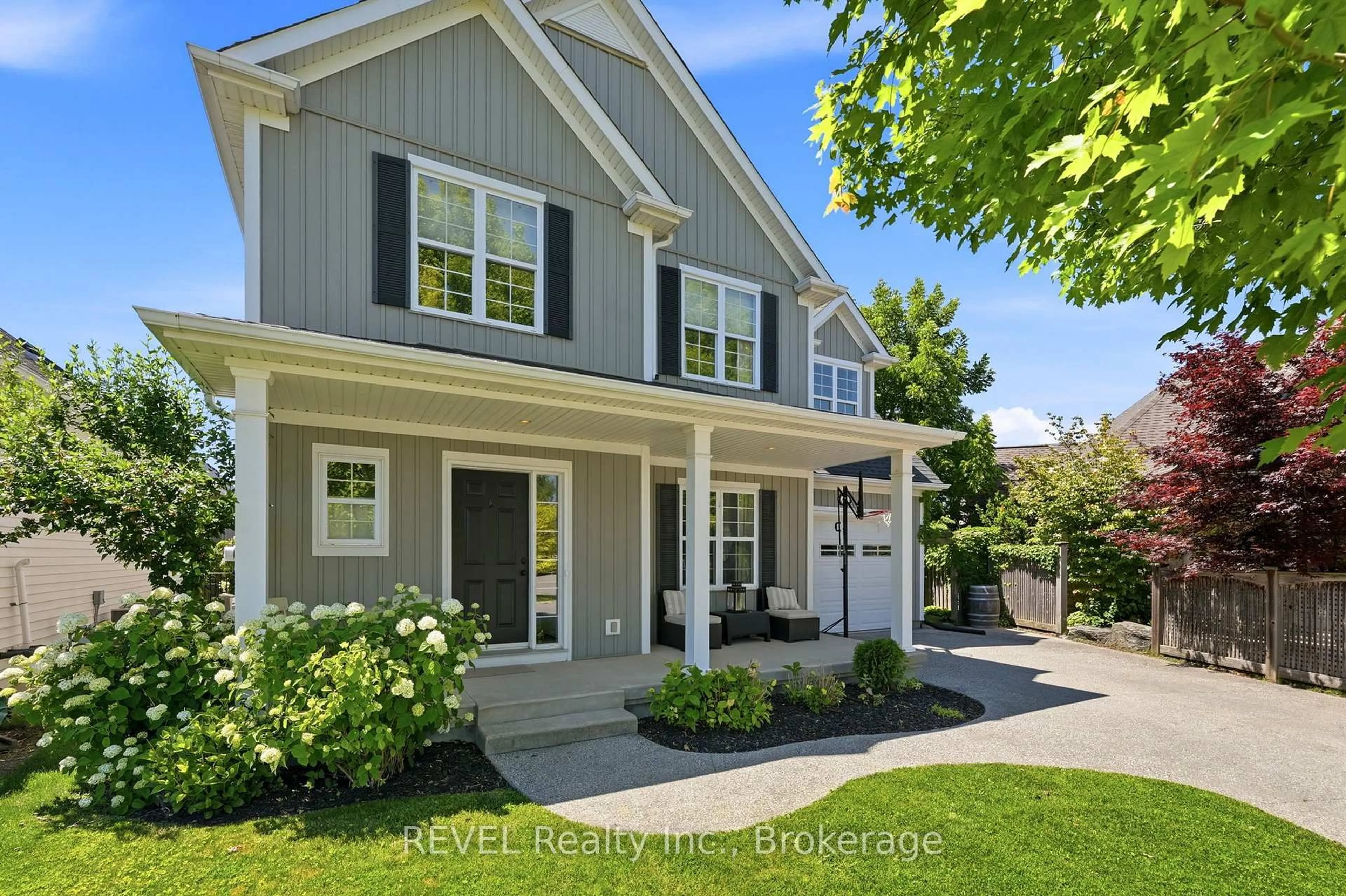 Home with vinyl exterior material, street for 46 Pinot Tr, Niagara-on-the-Lake Ontario L0S 1J0
