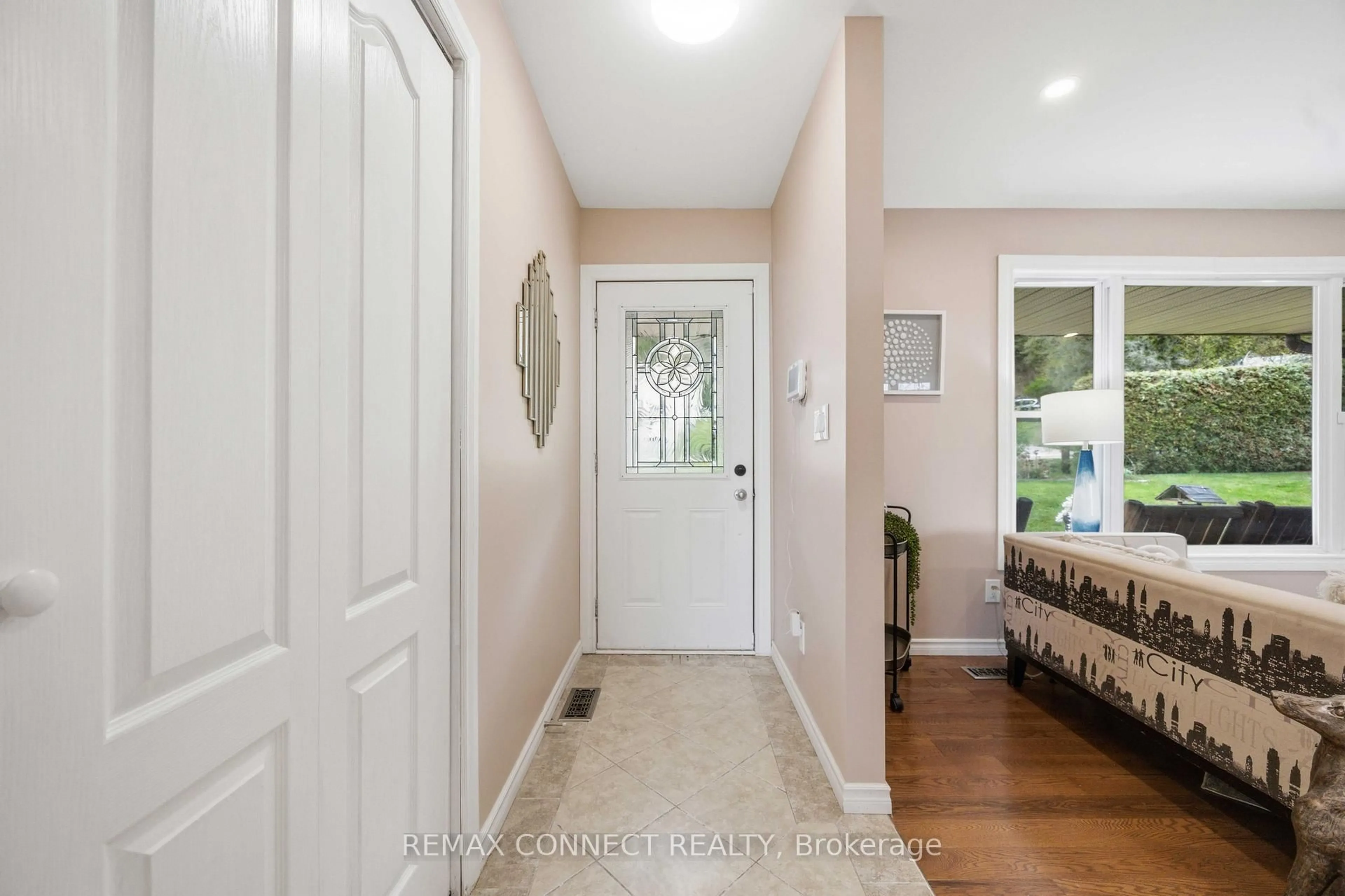 Indoor entryway for 36 Helen Dr, Kawartha Lakes Ontario K0L 2W0