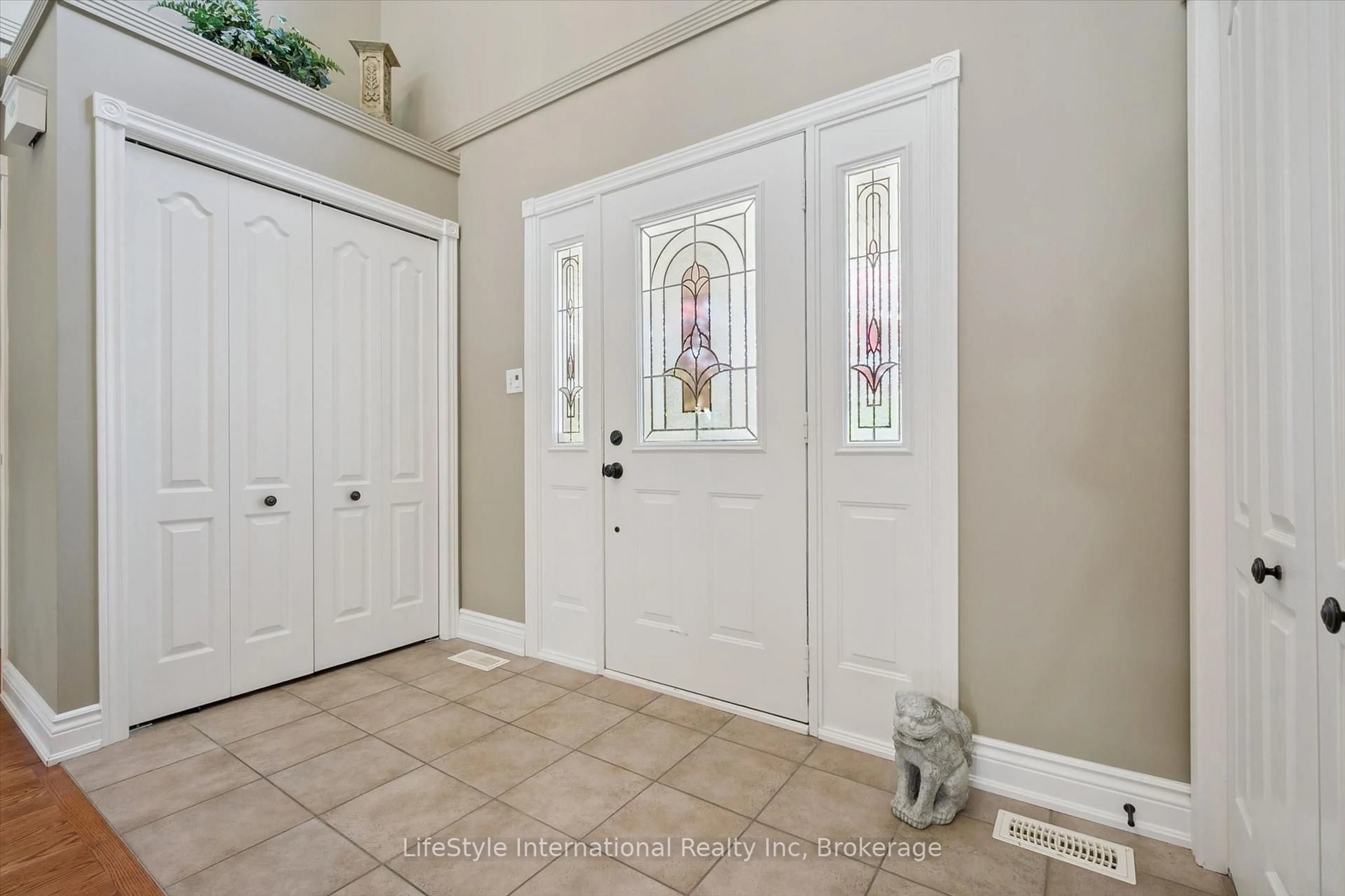 Indoor entryway for 12 Ochs Dr, Puslinch Ontario N0B 2C0