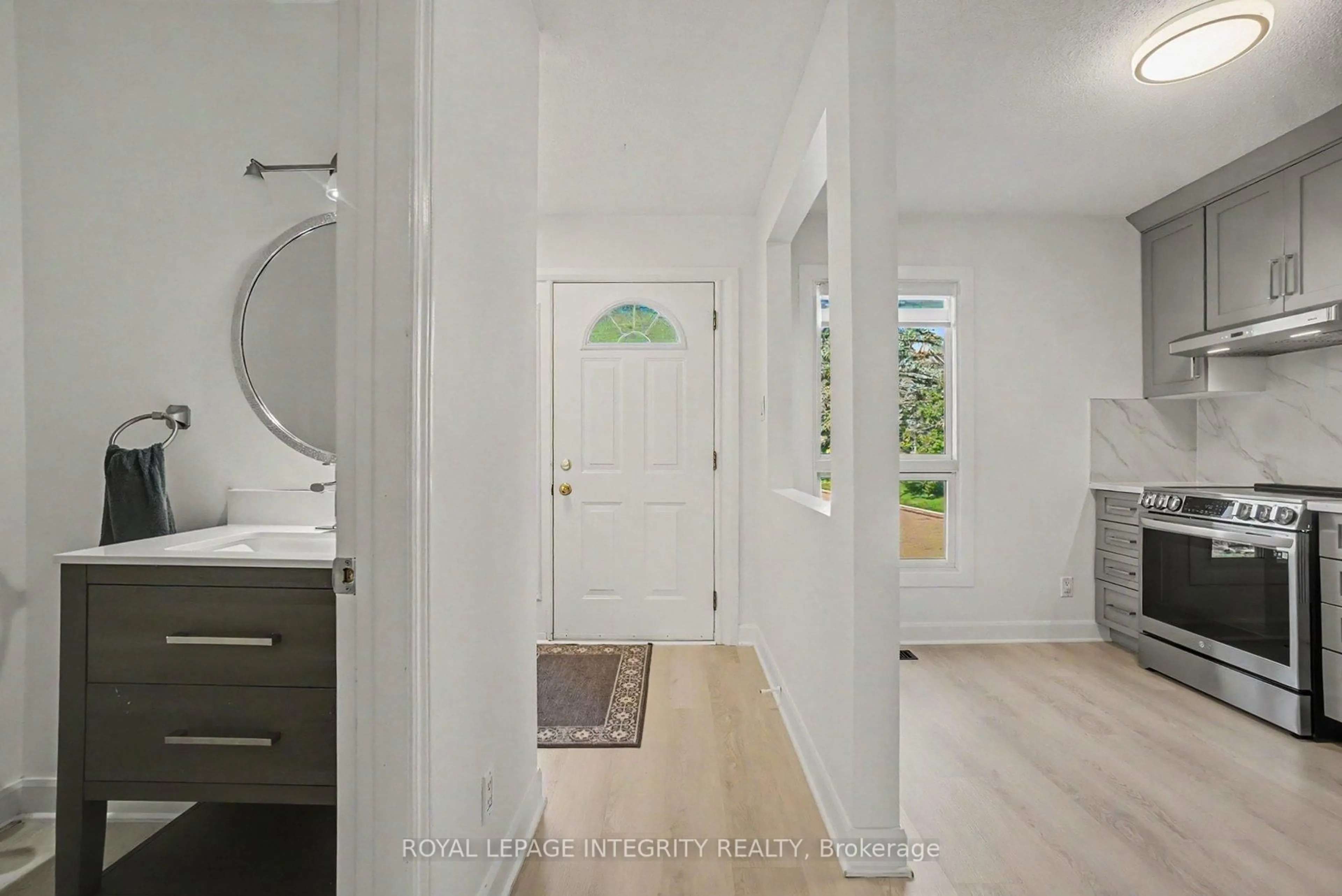 Indoor entryway for 1507 Ballard Crt #2, Ottawa Ontario K1B 4Z1