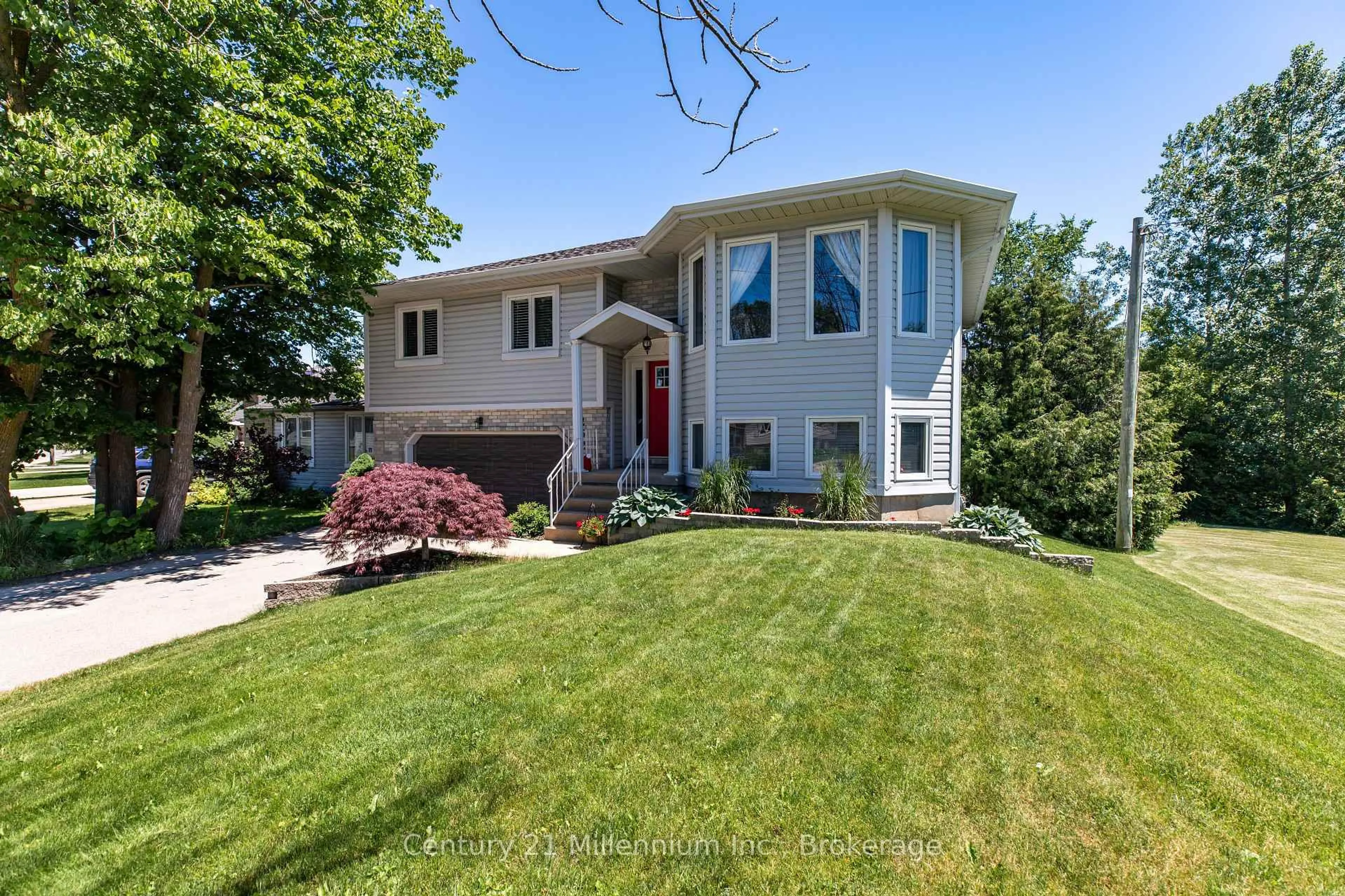 Home with vinyl exterior material, street for 2625 9th Ave, Owen Sound Ontario N4K 3H6