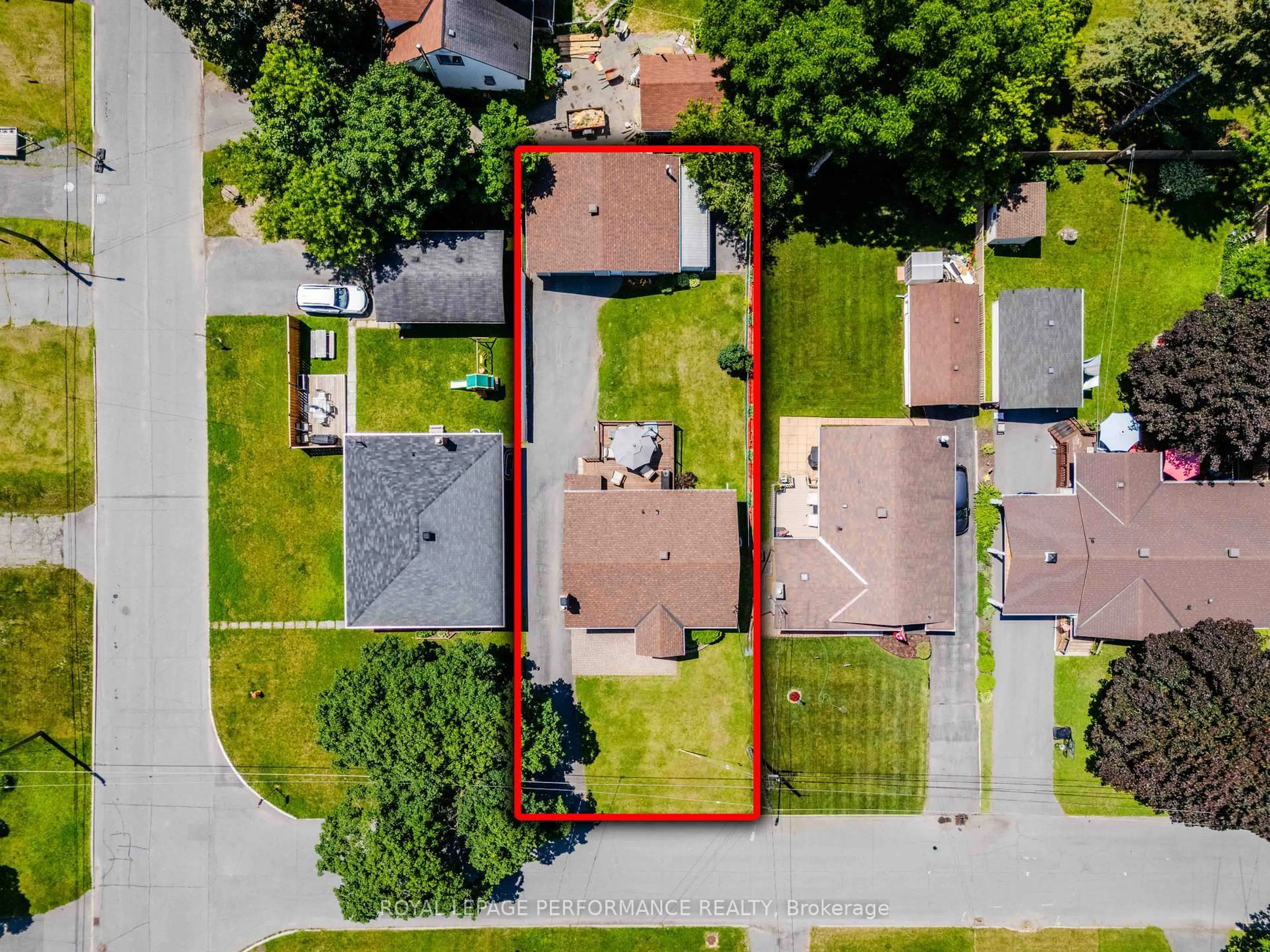 A pic from outside/outdoor area/front of a property/back of a property/a pic from drone, street for 202 Susan Ave, Cornwall Ontario K6J 2C5