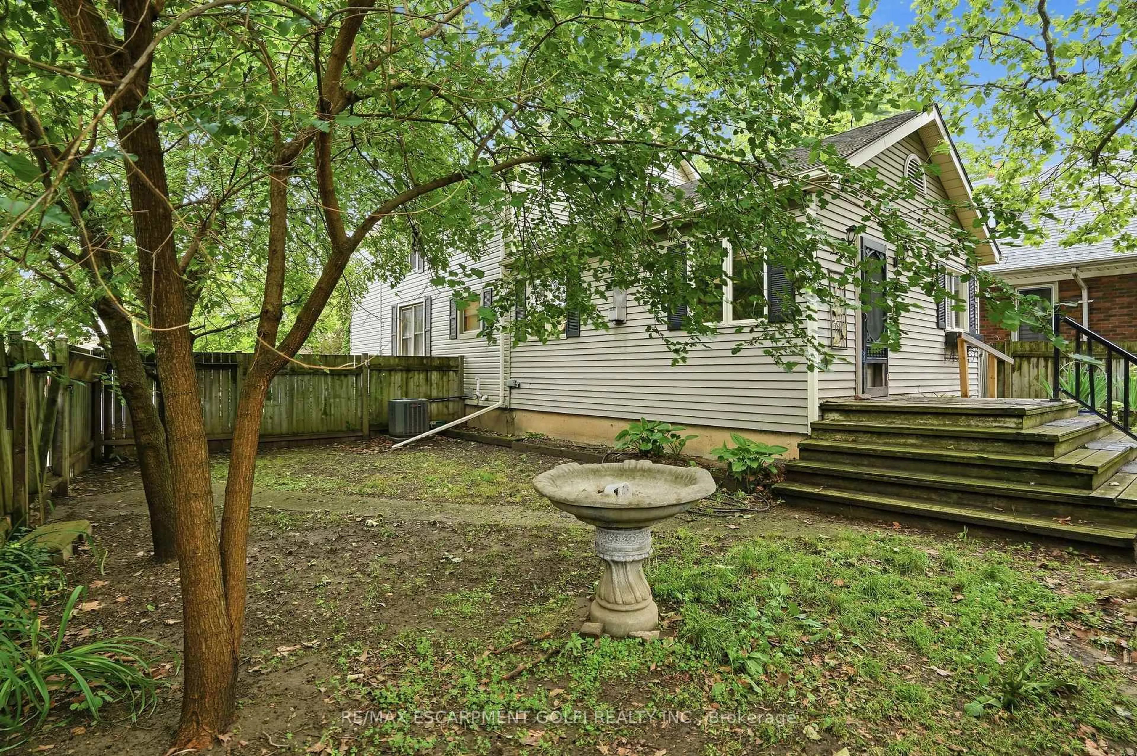 Patio, street for 83 YORK St, St. Catharines Ontario L2R 6C8