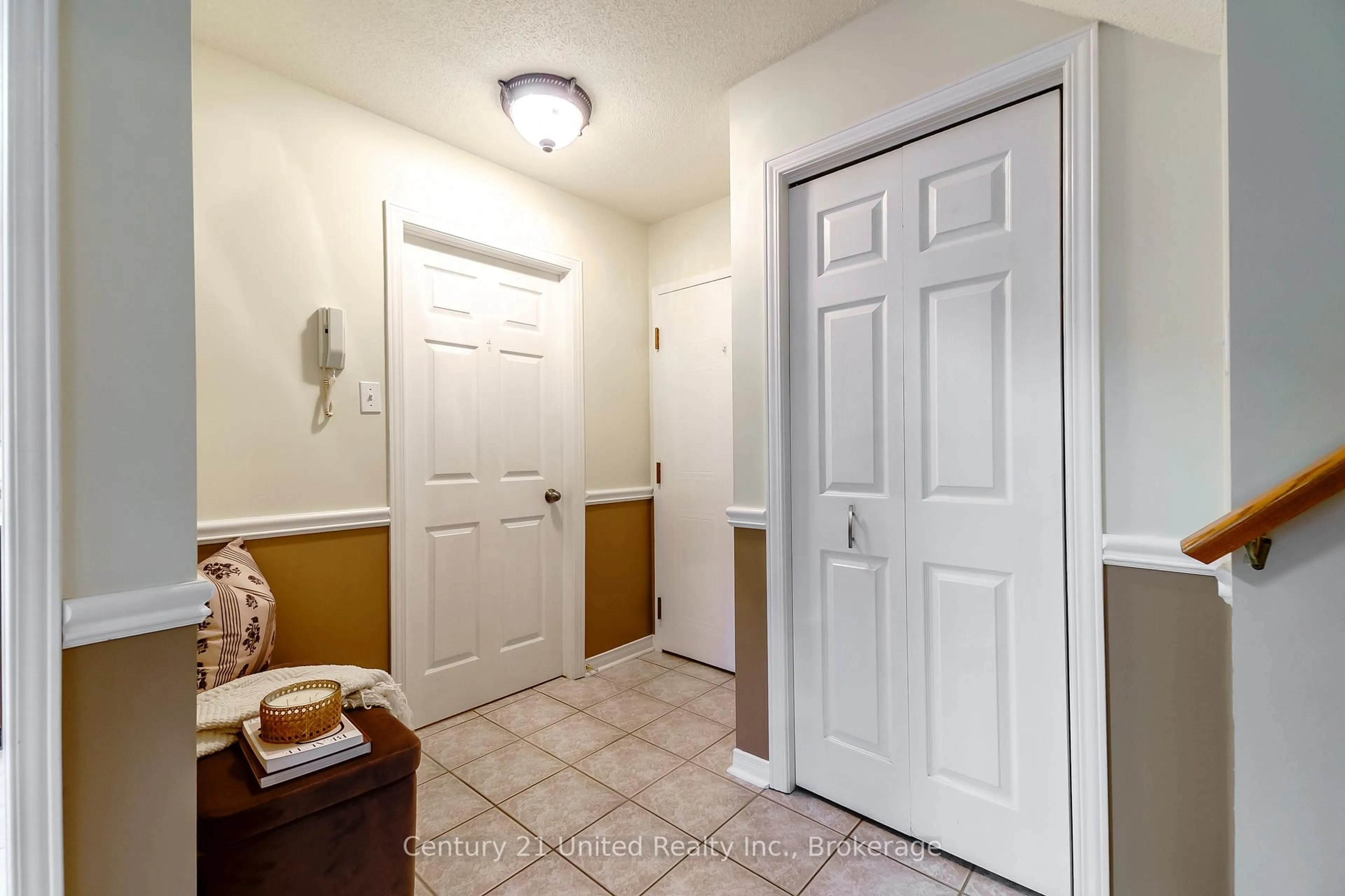Indoor entryway for 36 Champlain Cres #15, Peterborough Ontario K9L 1T1