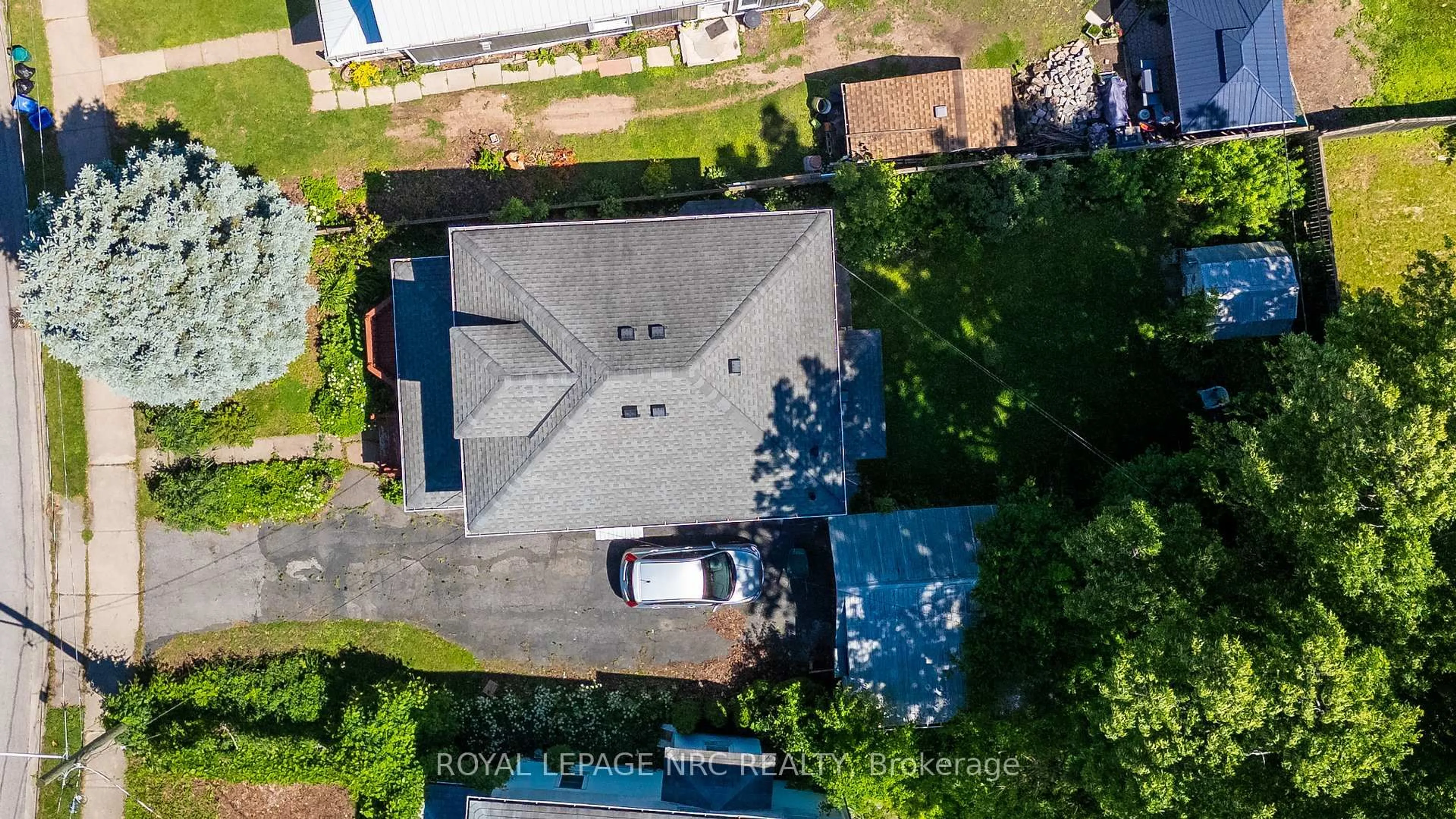 A pic from outside/outdoor area/front of a property/back of a property/a pic from drone, unknown for 4719 Epworth Circ, Niagara Falls Ontario L2E 1C7