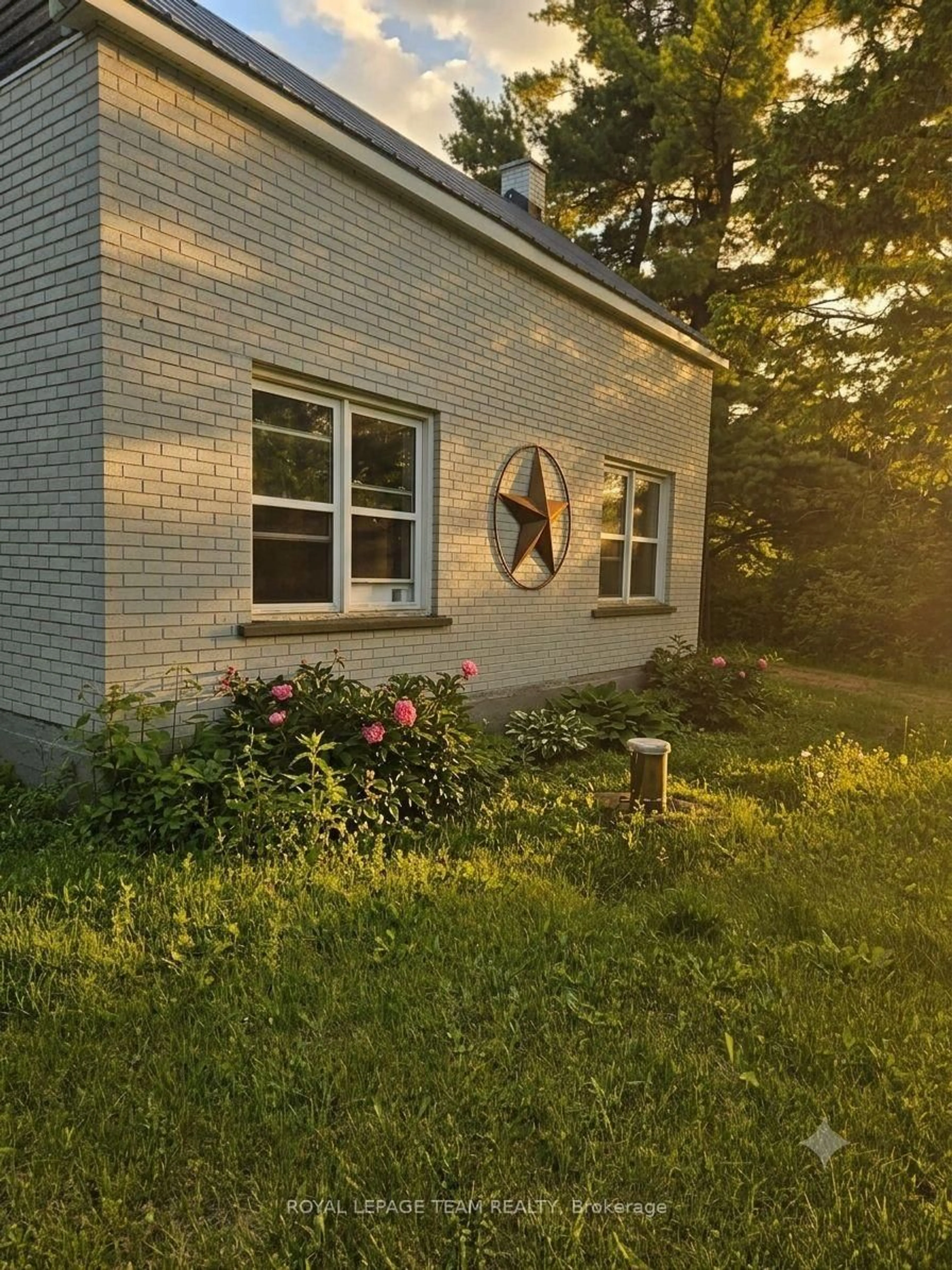Home with brick exterior material, building for 21896 Concession Road 10 Rd, South Glengarry Ontario K0H 1B0