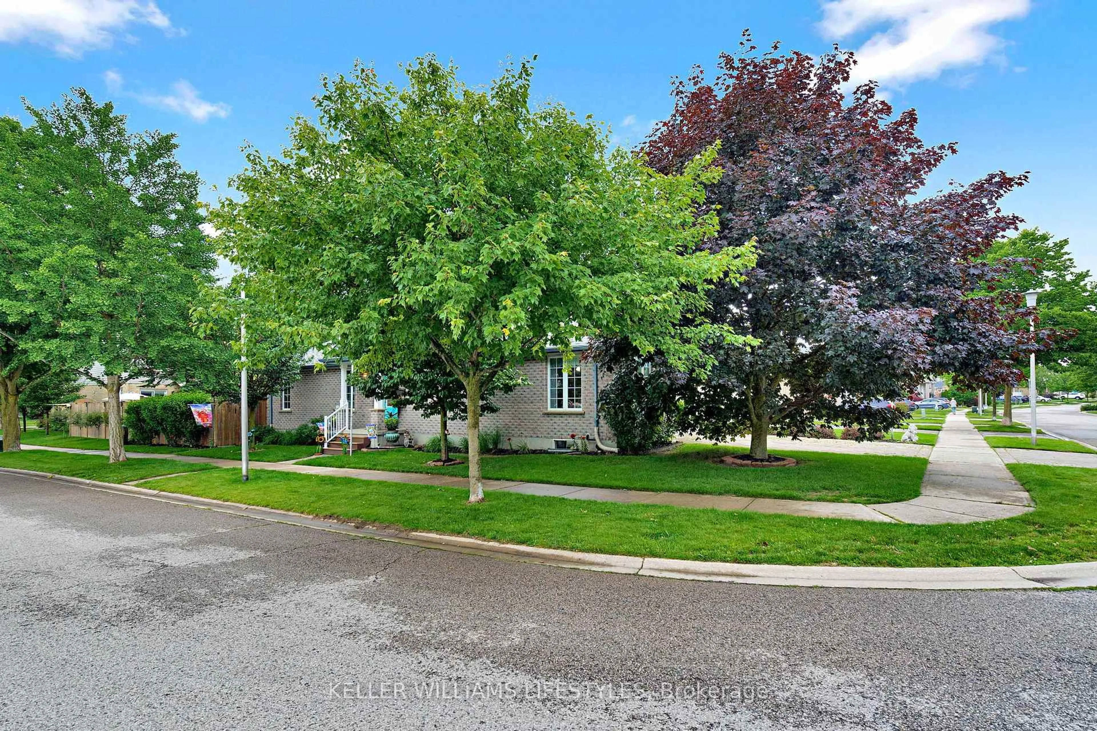 A pic from outside/outdoor area/front of a property/back of a property/a pic from drone, street for 590 SPRUCEWOOD Dr, London North Ontario N5X 4J5