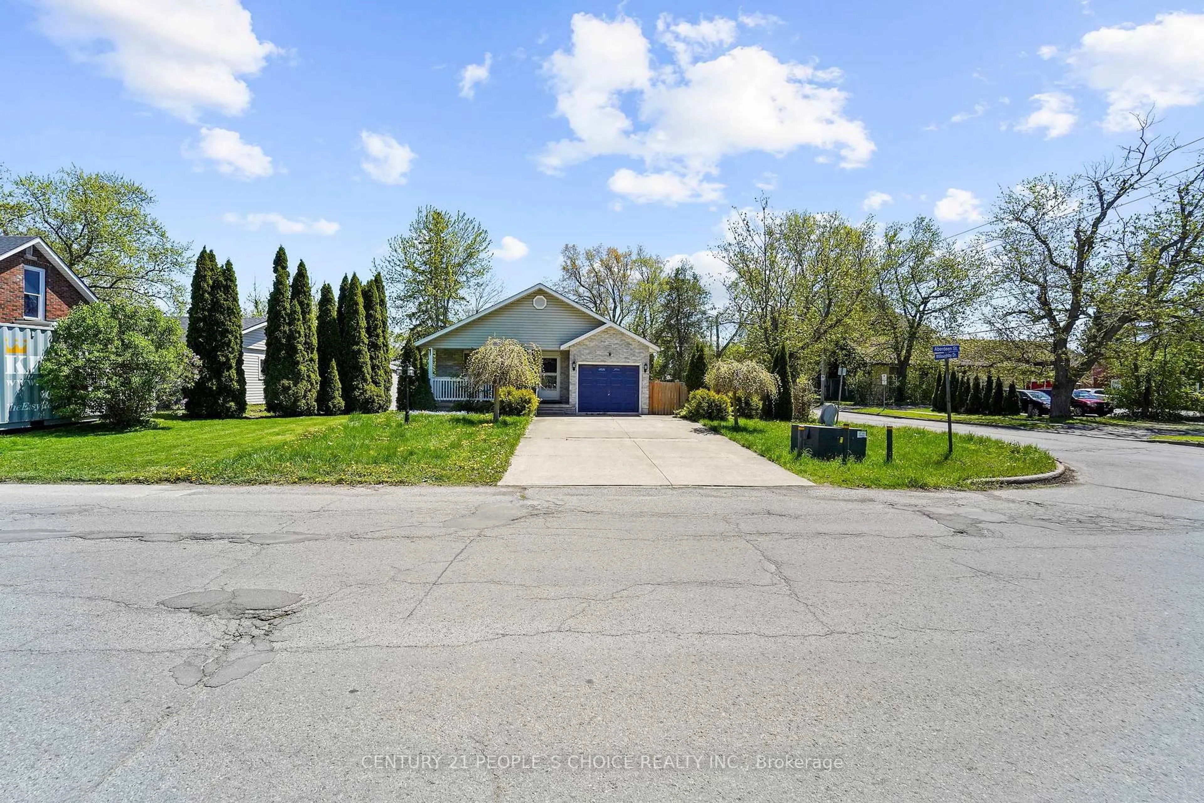 A pic from outside/outdoor area/front of a property/back of a property/a pic from drone, street for 3640 Aberdeen St, Niagara Falls Ontario L2G 7X4