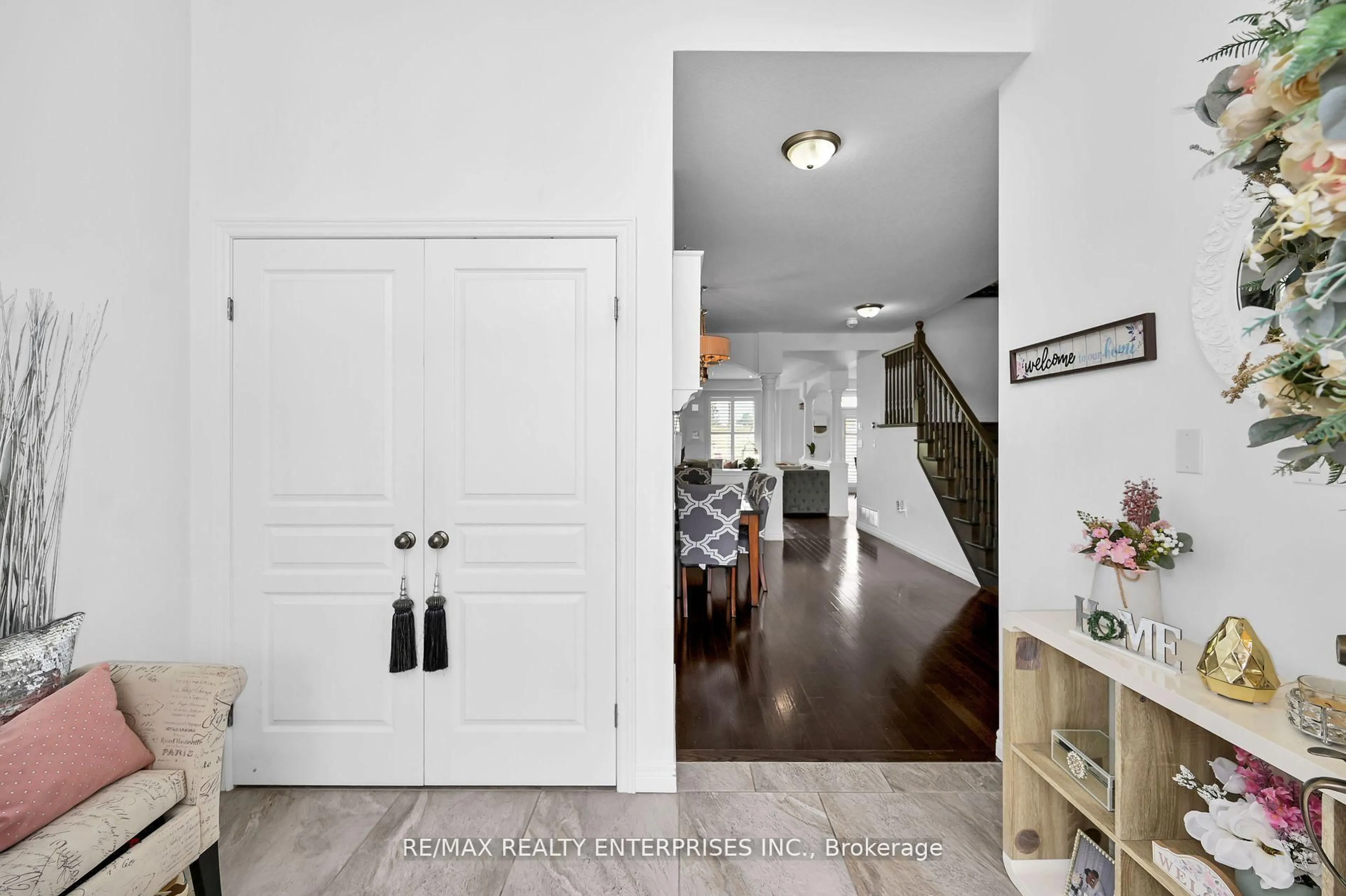 Indoor entryway for 130 Chartwell Circ, Hamilton Ontario L9A 0C4