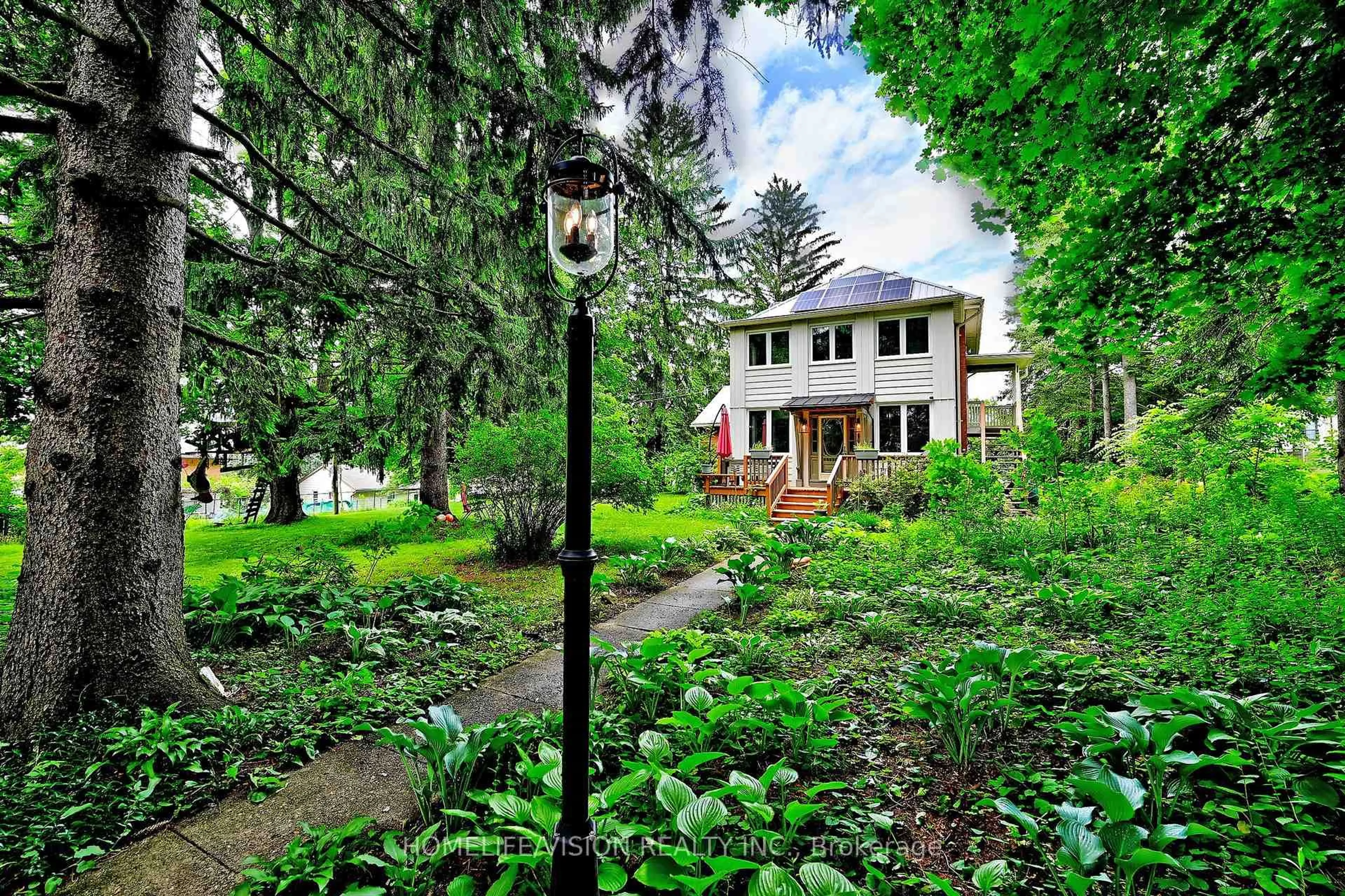 Patio, street for 135 Elgin St, Cambridge Ontario N1R 5H6