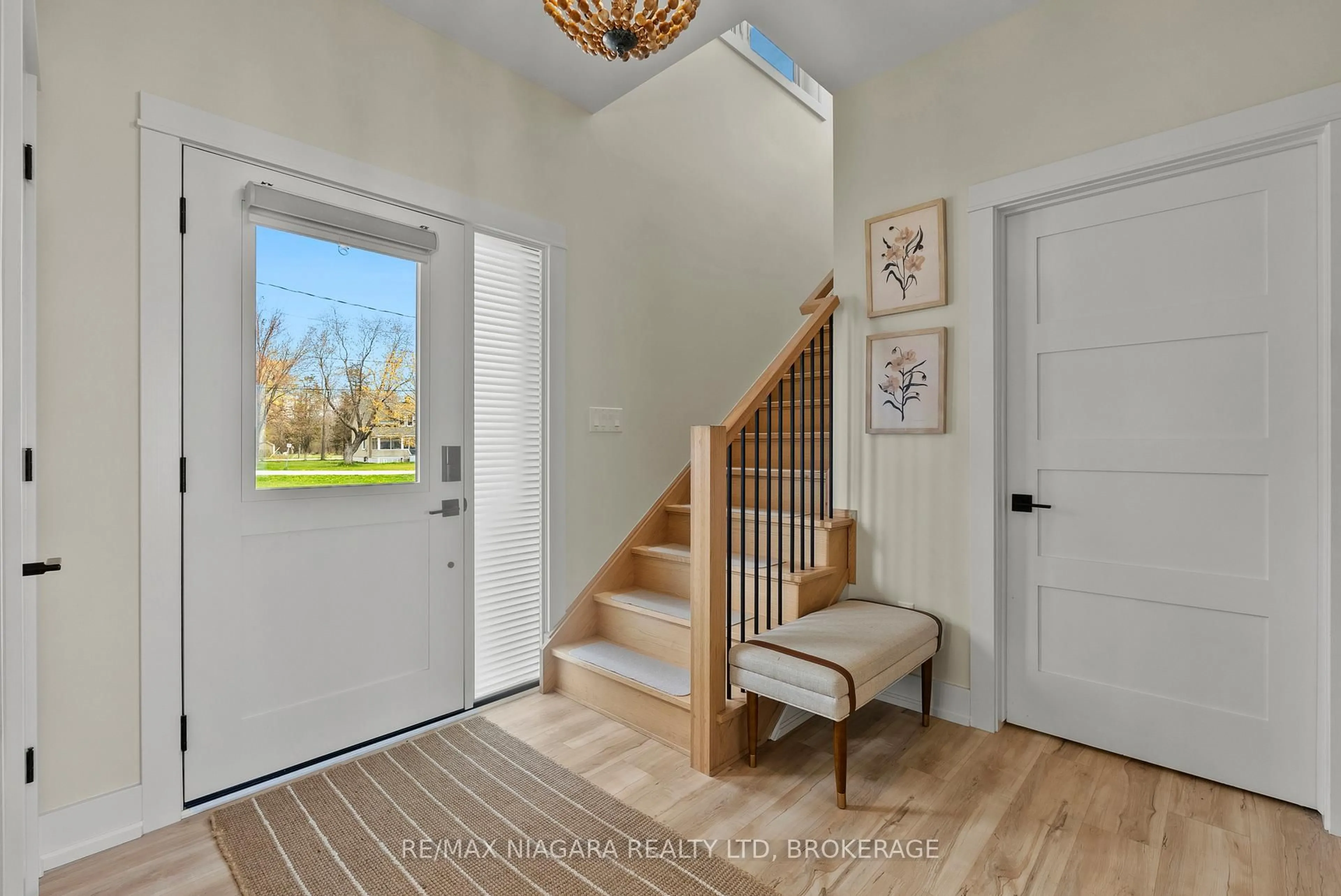 Indoor entryway for 11605 Beach Rd, Wainfleet Ontario L0S 1V0