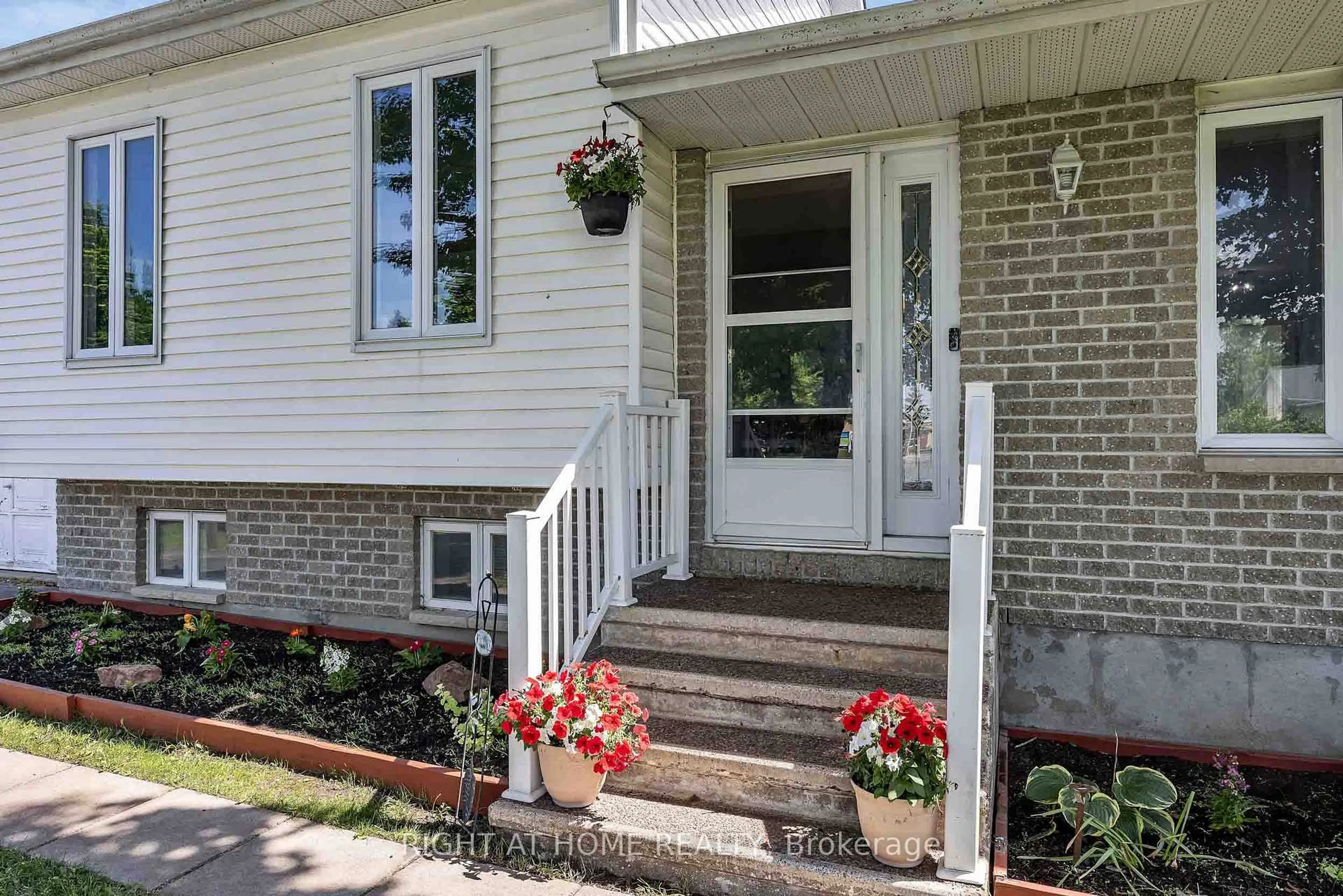Unknown for 73 Castlebeau St, Russell Ontario K0A 1W0