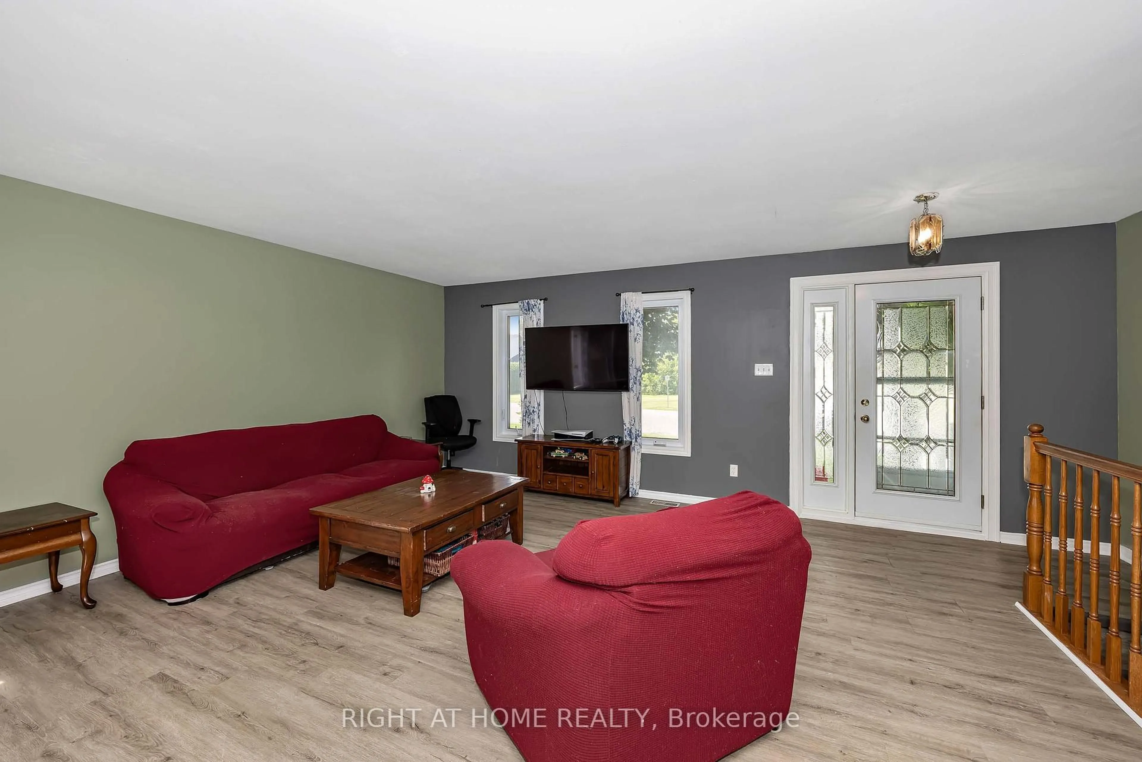 Living room with furniture, wood/laminate floor for 73 Castlebeau St, Russell Ontario K0A 1W0