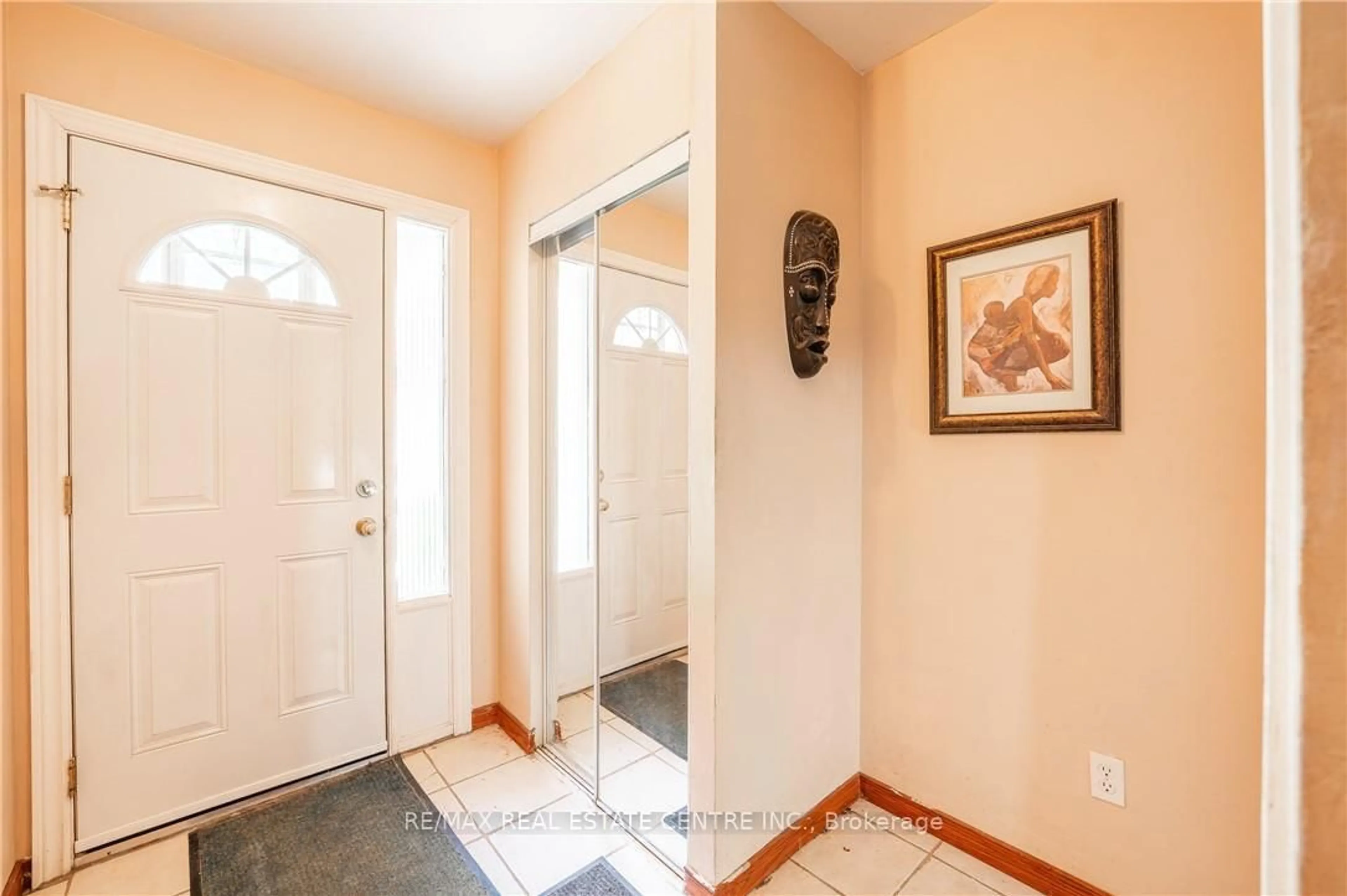 Indoor entryway for 51 Paulander Dr #75, Kitchener Ontario N2M 5E5