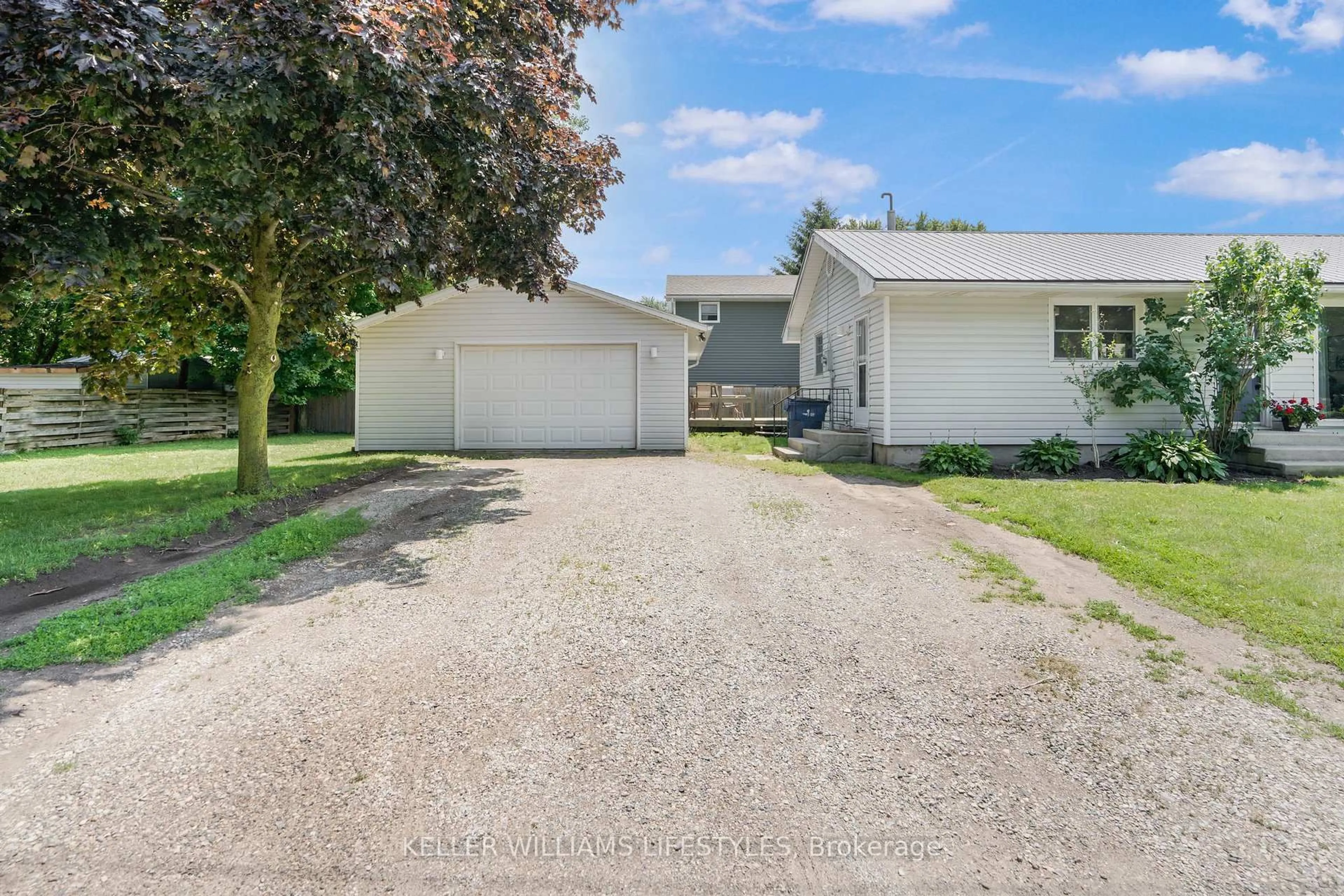 A pic from outside/outdoor area/front of a property/back of a property/a pic from drone, street for 100 Lemuel St, Chatham-Kent Ontario N0P 2K0