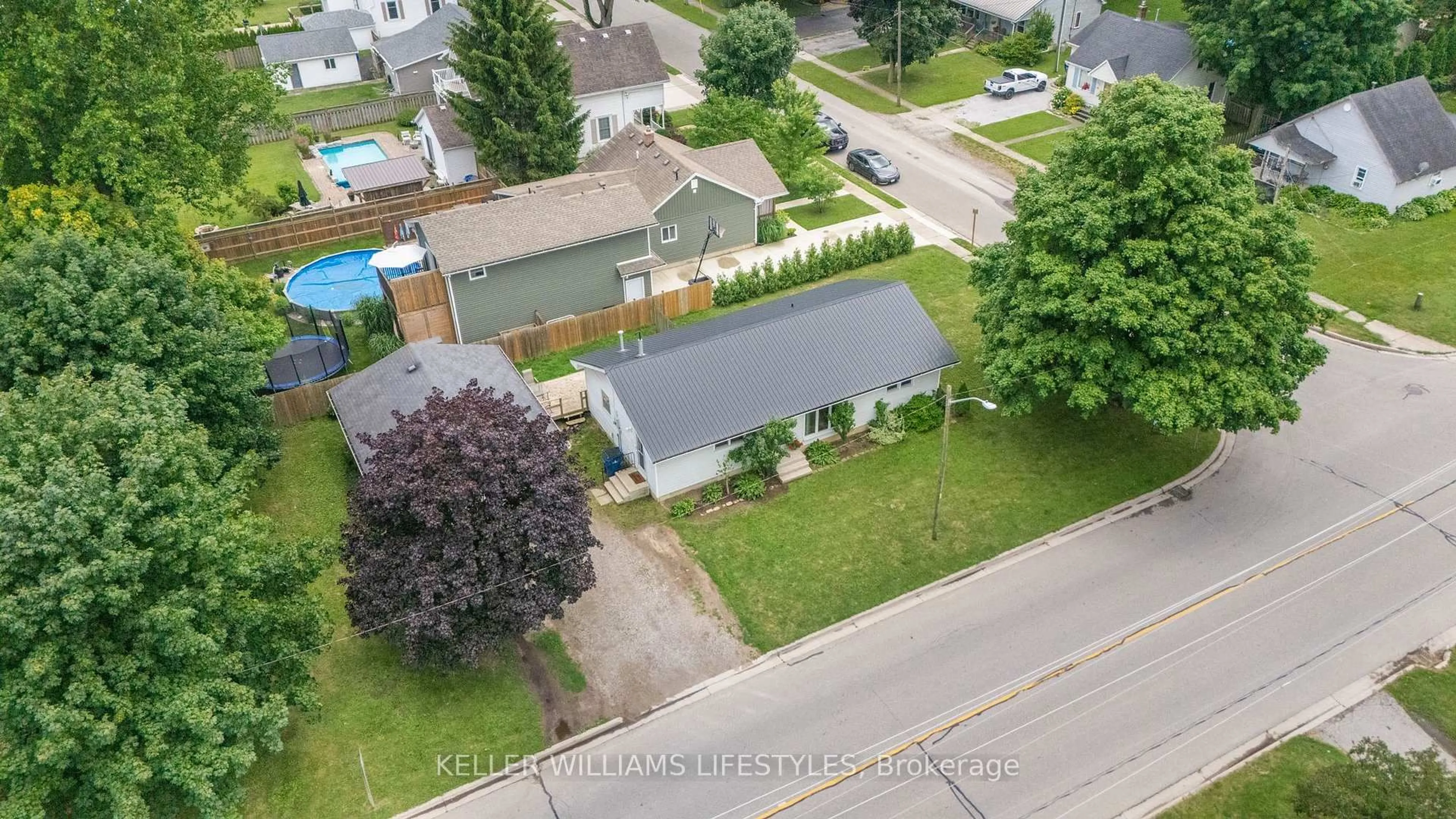 A pic from outside/outdoor area/front of a property/back of a property/a pic from drone, street for 100 Lemuel St, Chatham-Kent Ontario N0P 2K0