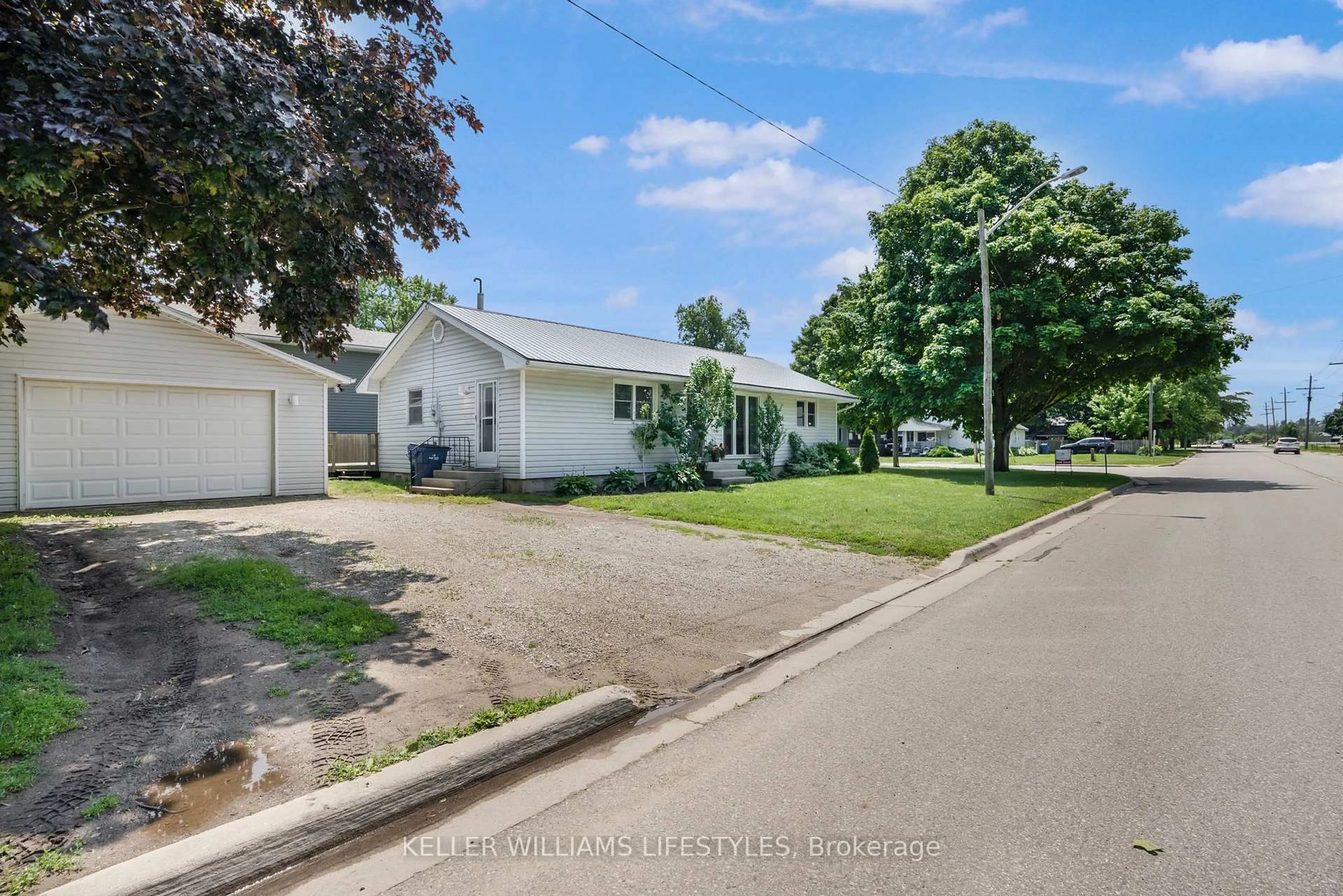 A pic from outside/outdoor area/front of a property/back of a property/a pic from drone, street for 100 Lemuel St, Chatham-Kent Ontario N0P 2K0
