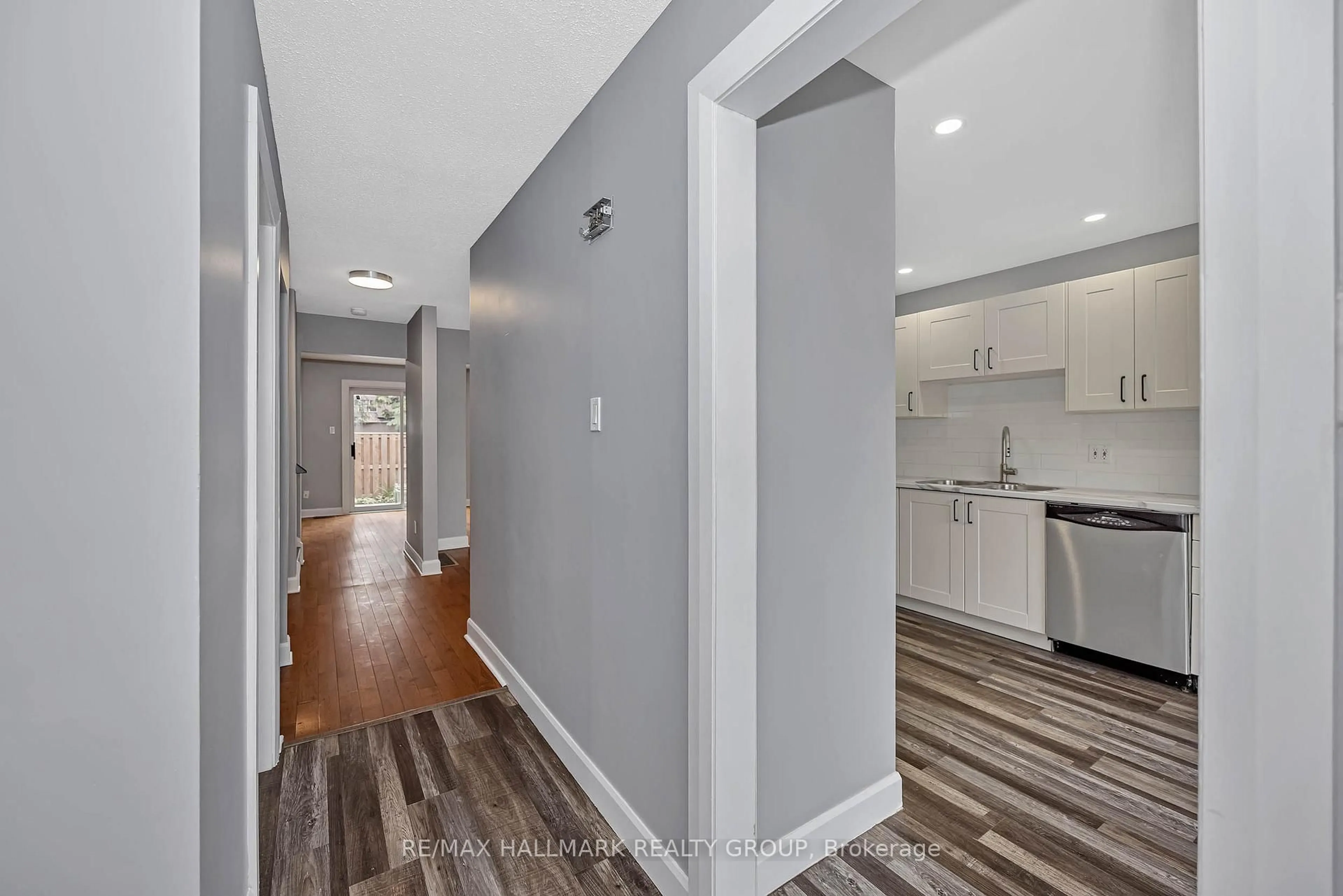 Indoor entryway for 820 Cahill Dr #69, Ottawa Ontario K1V 9K4