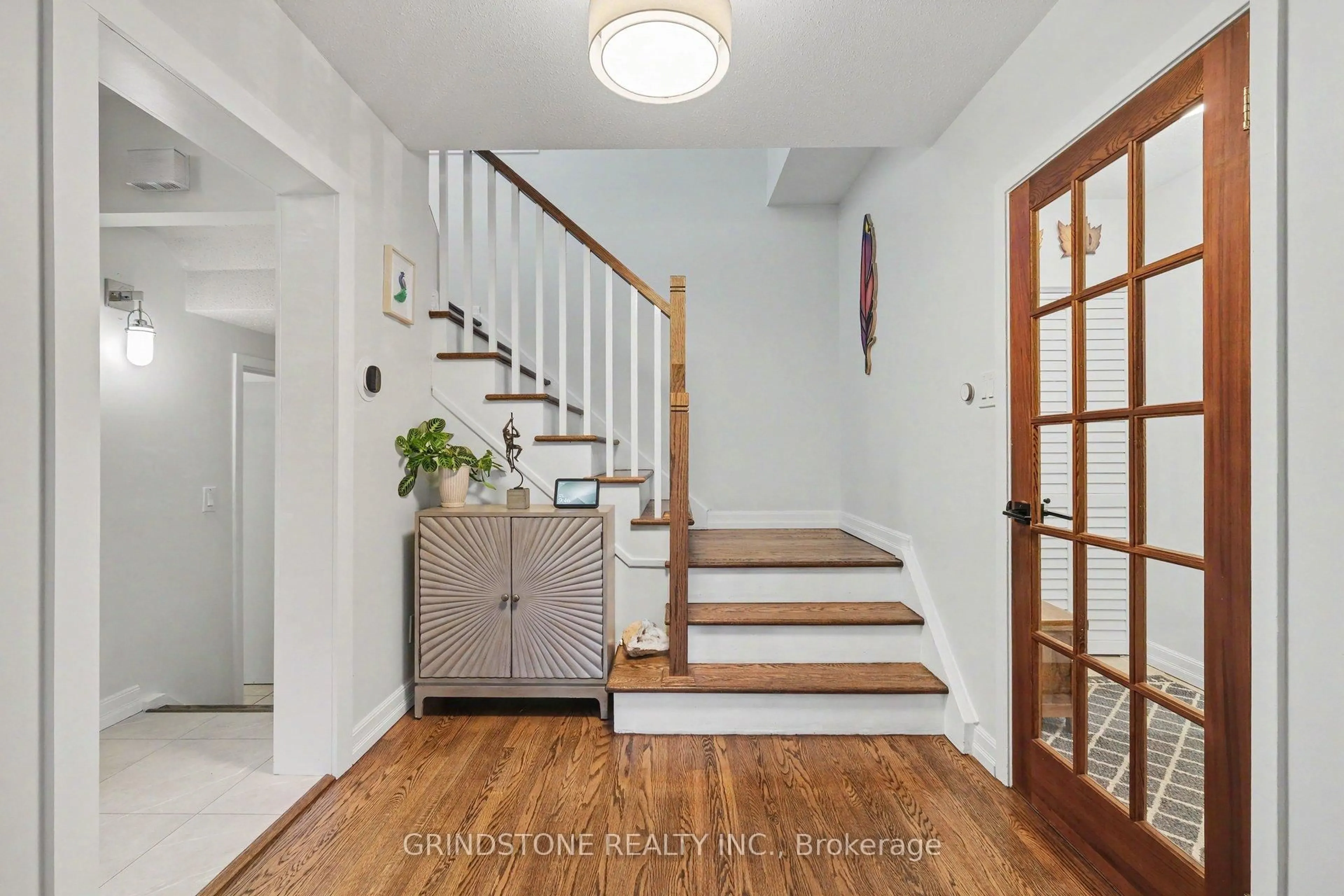 Indoor entryway for 20 Lavina Cres, Ottawa Ontario K2H 7P2