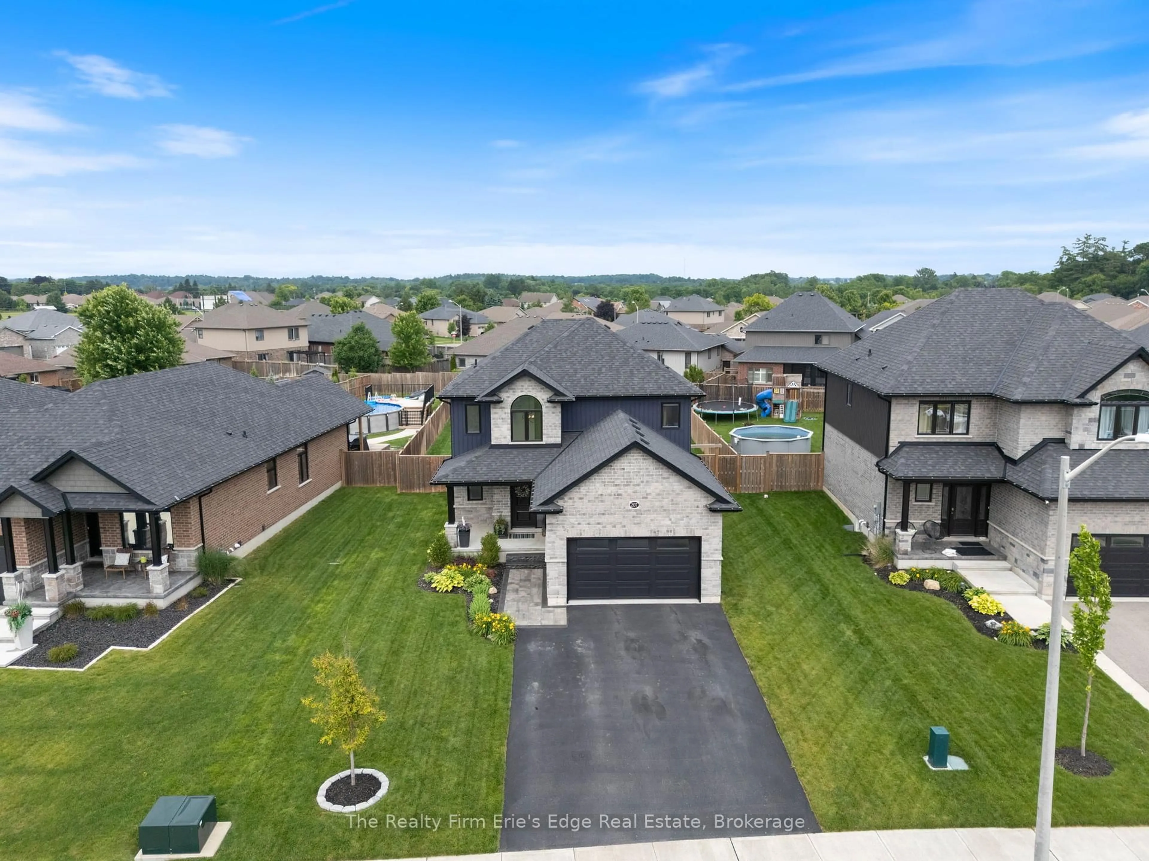 A pic from outside/outdoor area/front of a property/back of a property/a pic from drone, street for 207 Oak St, Norfolk Ontario N3Y 0B5