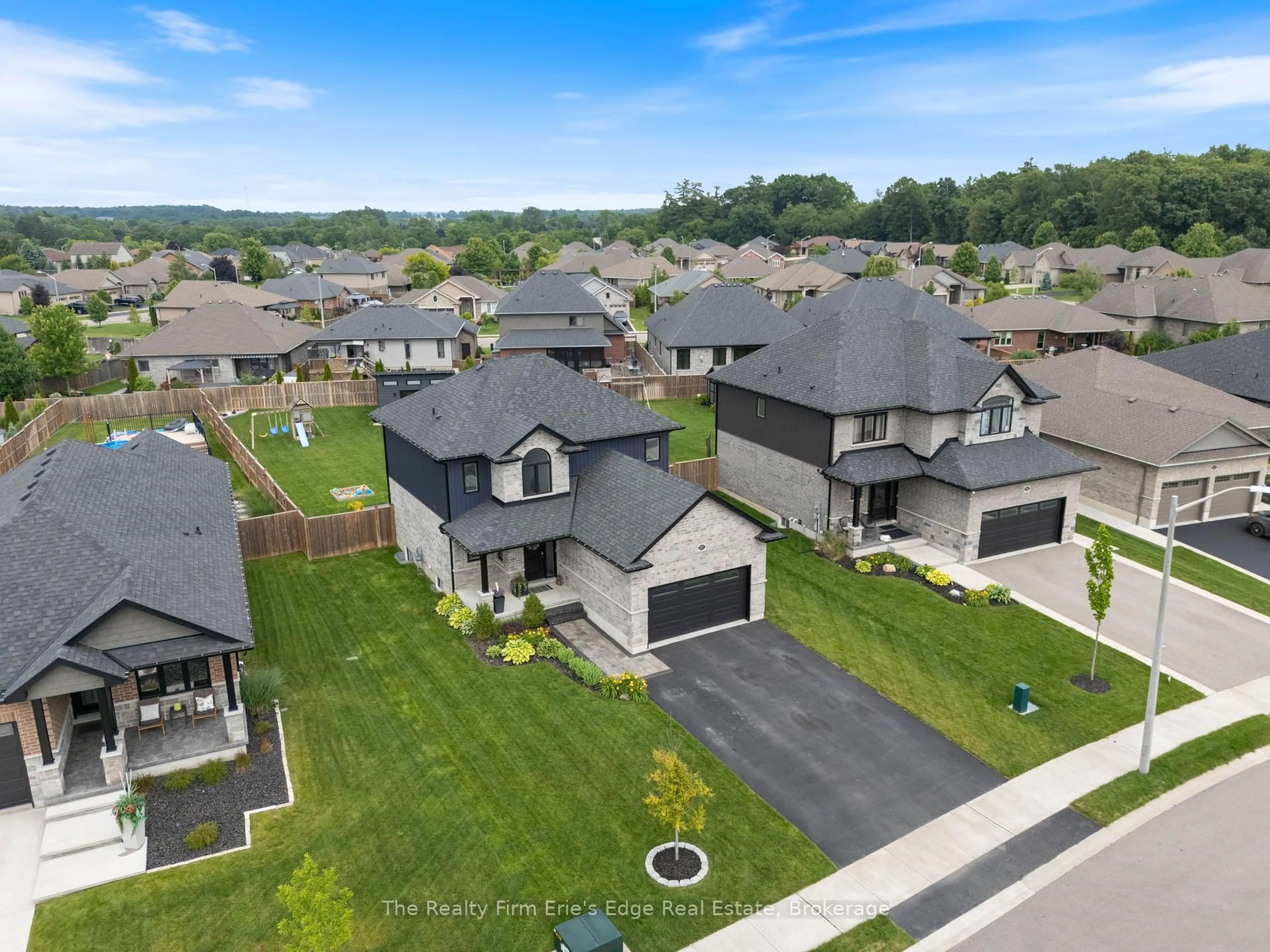 A pic from outside/outdoor area/front of a property/back of a property/a pic from drone, mountain view for 207 Oak St, Norfolk Ontario N3Y 0B5