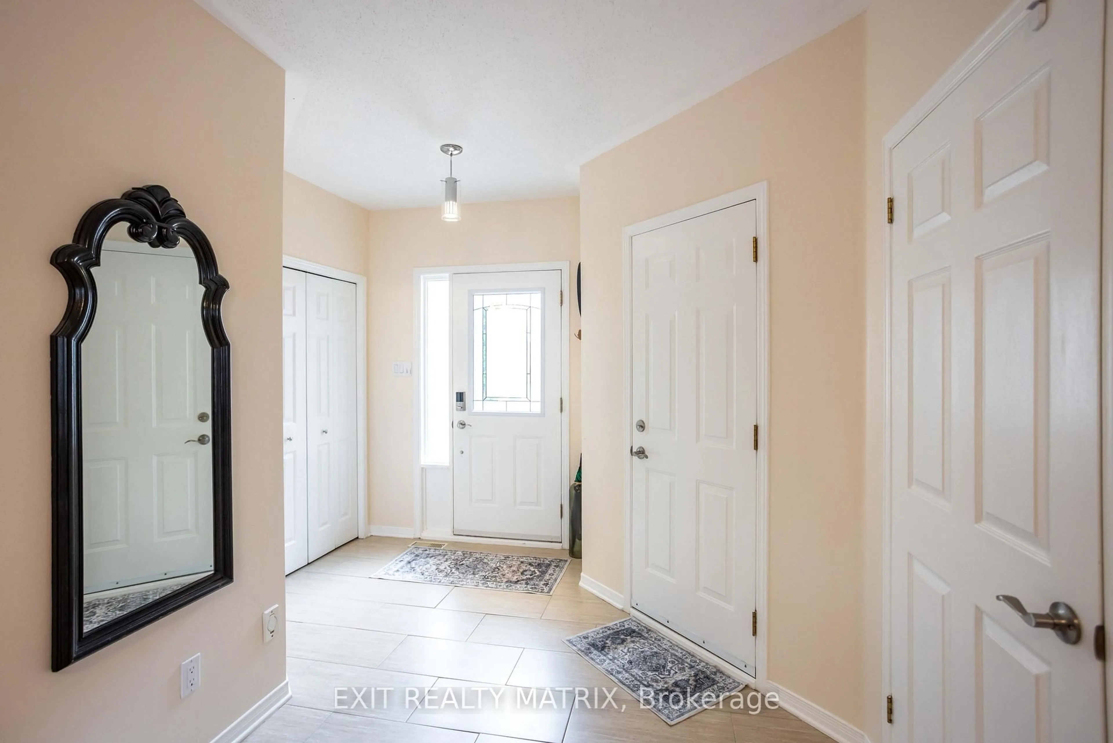 Indoor entryway for 4620 Ogilvie Walk Cres, Ottawa Ontario K1J 1G7