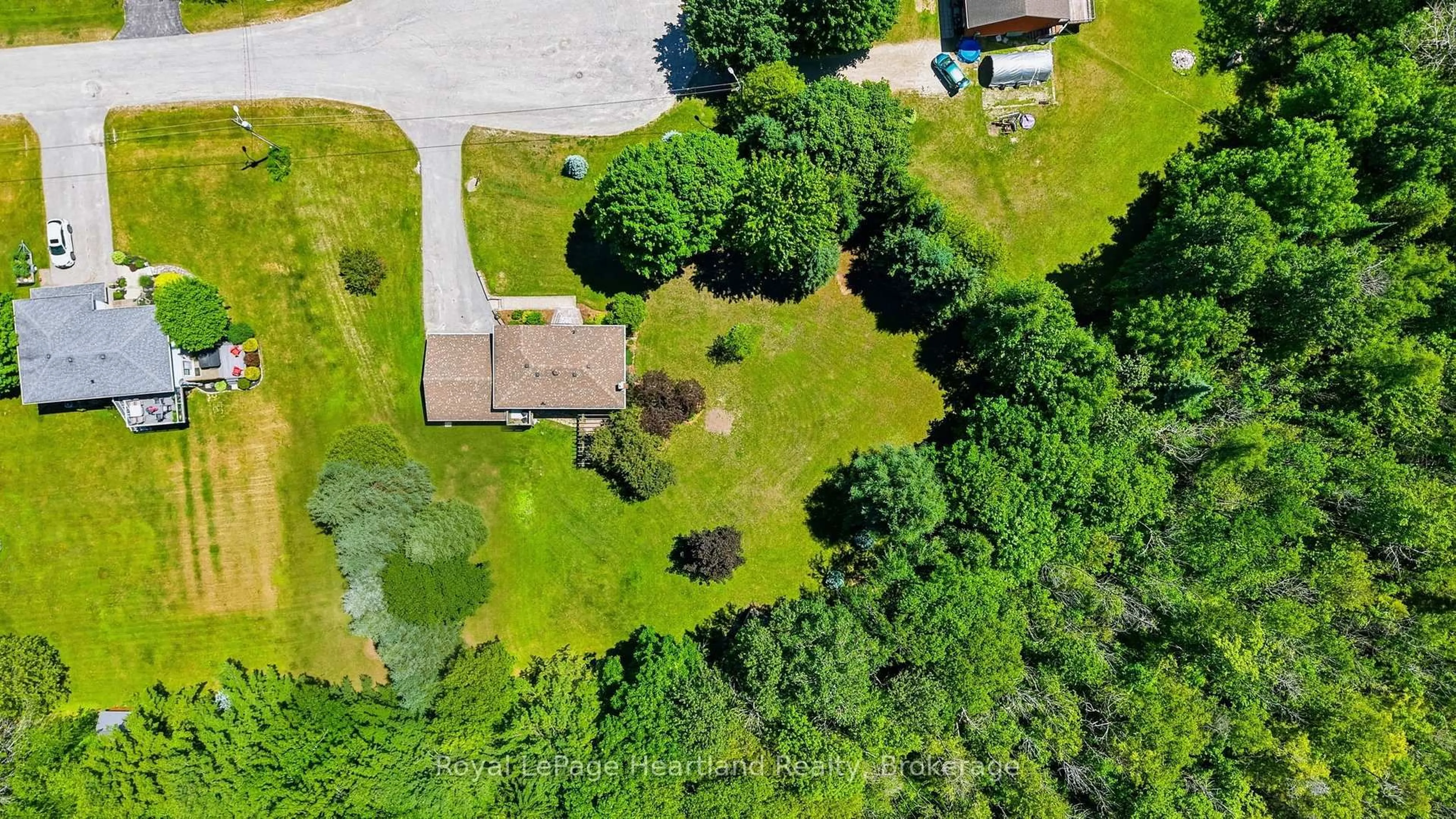 A pic from outside/outdoor area/front of a property/back of a property/a pic from drone, unknown for 106 CEDAR Crt, Chatsworth Ontario N0H 1G0
