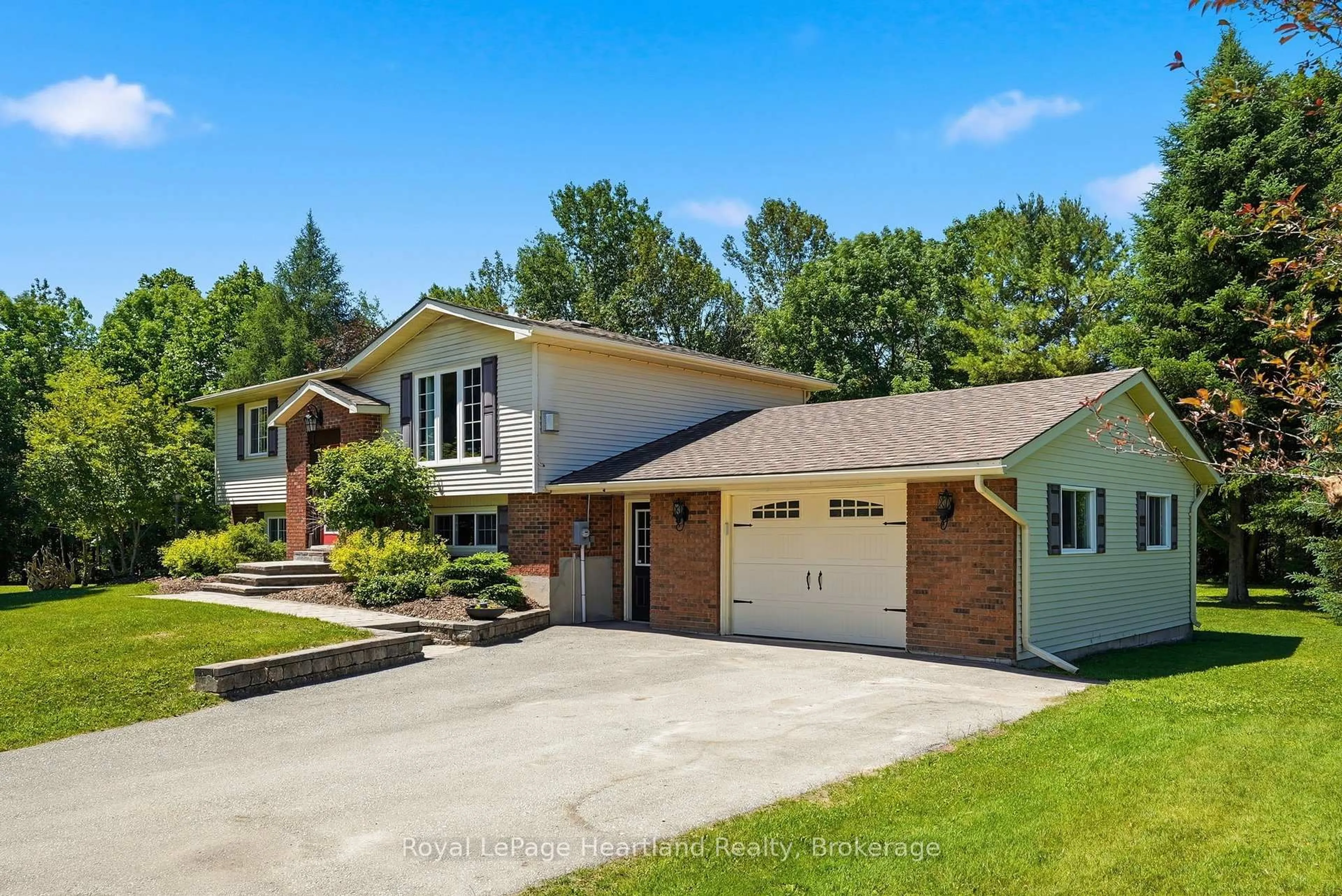 Home with brick exterior material, water/lake/river/ocean view for 106 CEDAR Crt, Chatsworth Ontario N0H 1G0