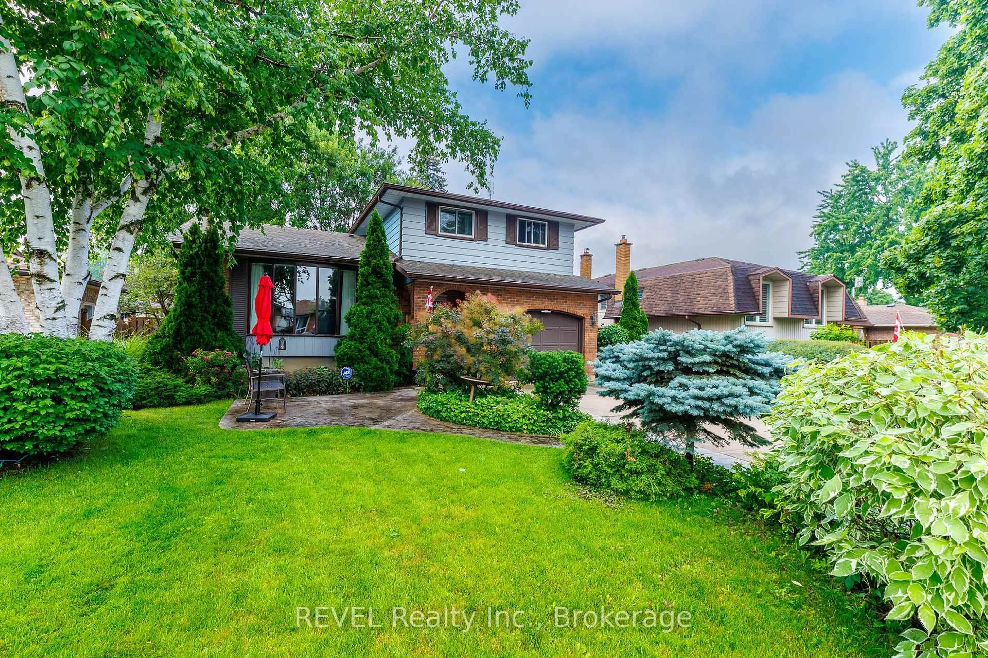 A pic from outside/outdoor area/front of a property/back of a property/a pic from drone, street for 14 Shetland Cres, St. Catharines Ontario L2P 3P7