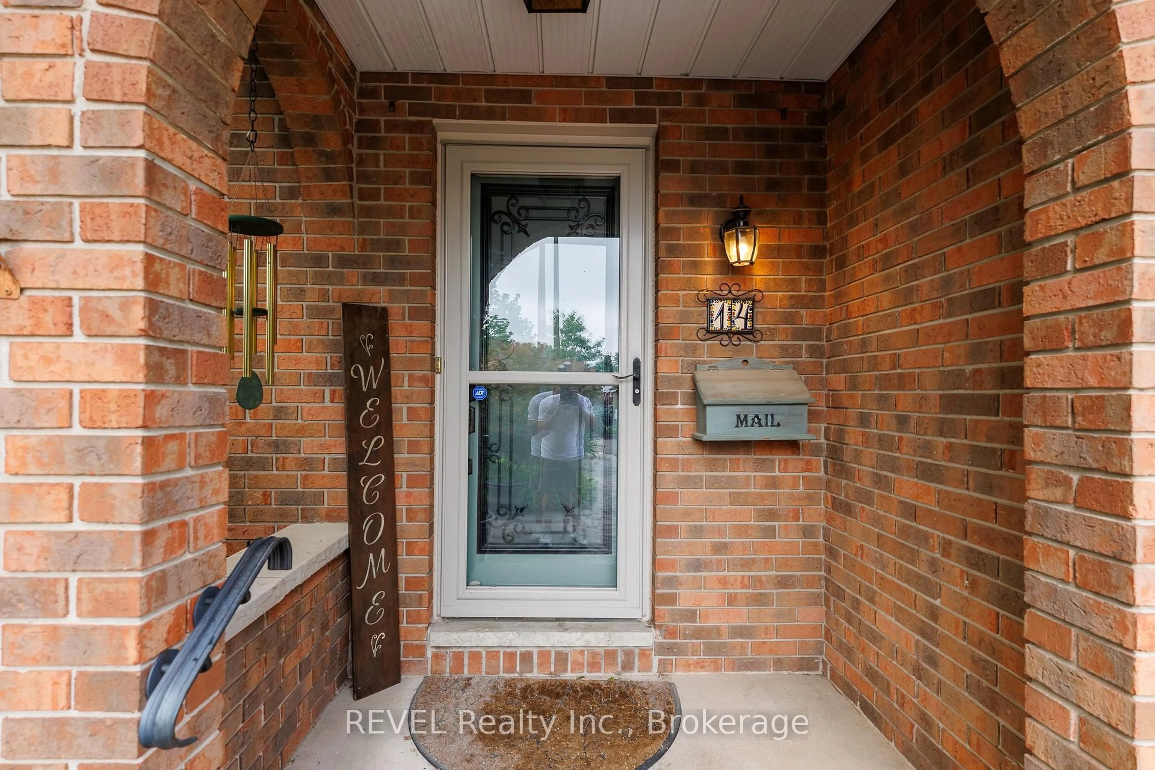 Indoor entryway for 14 Shetland Cres, St. Catharines Ontario L2P 3P7