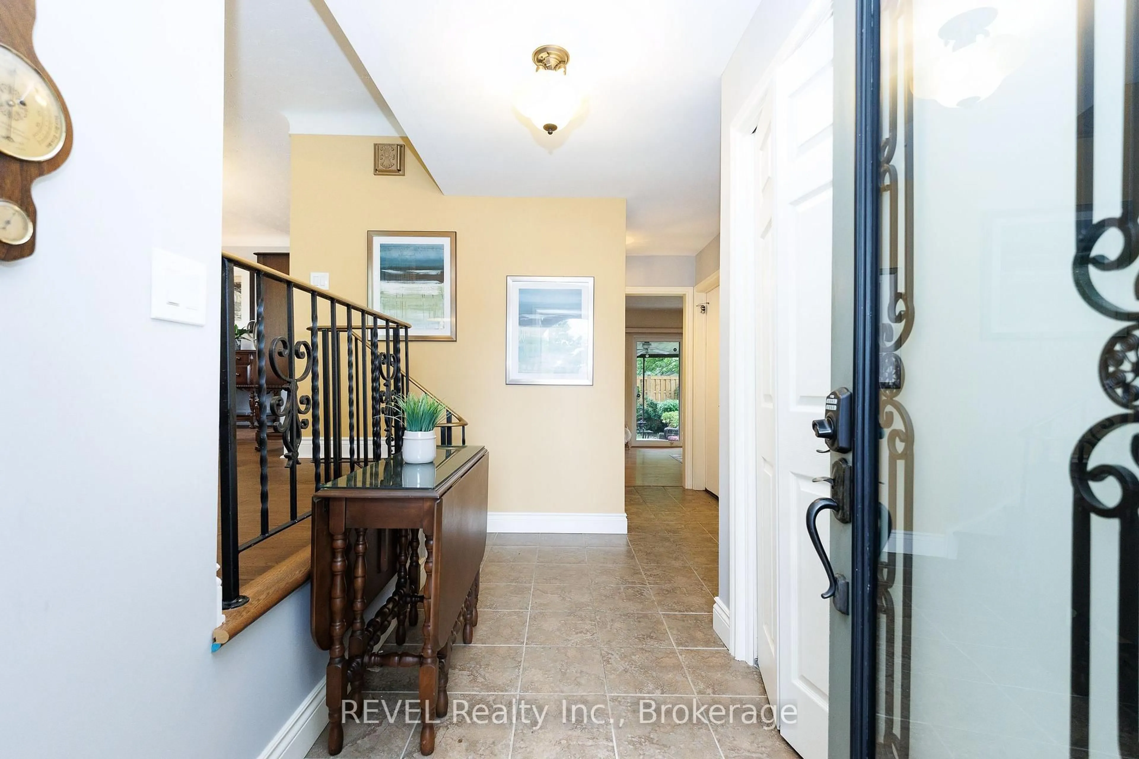 Indoor entryway for 14 Shetland Cres, St. Catharines Ontario L2P 3P7