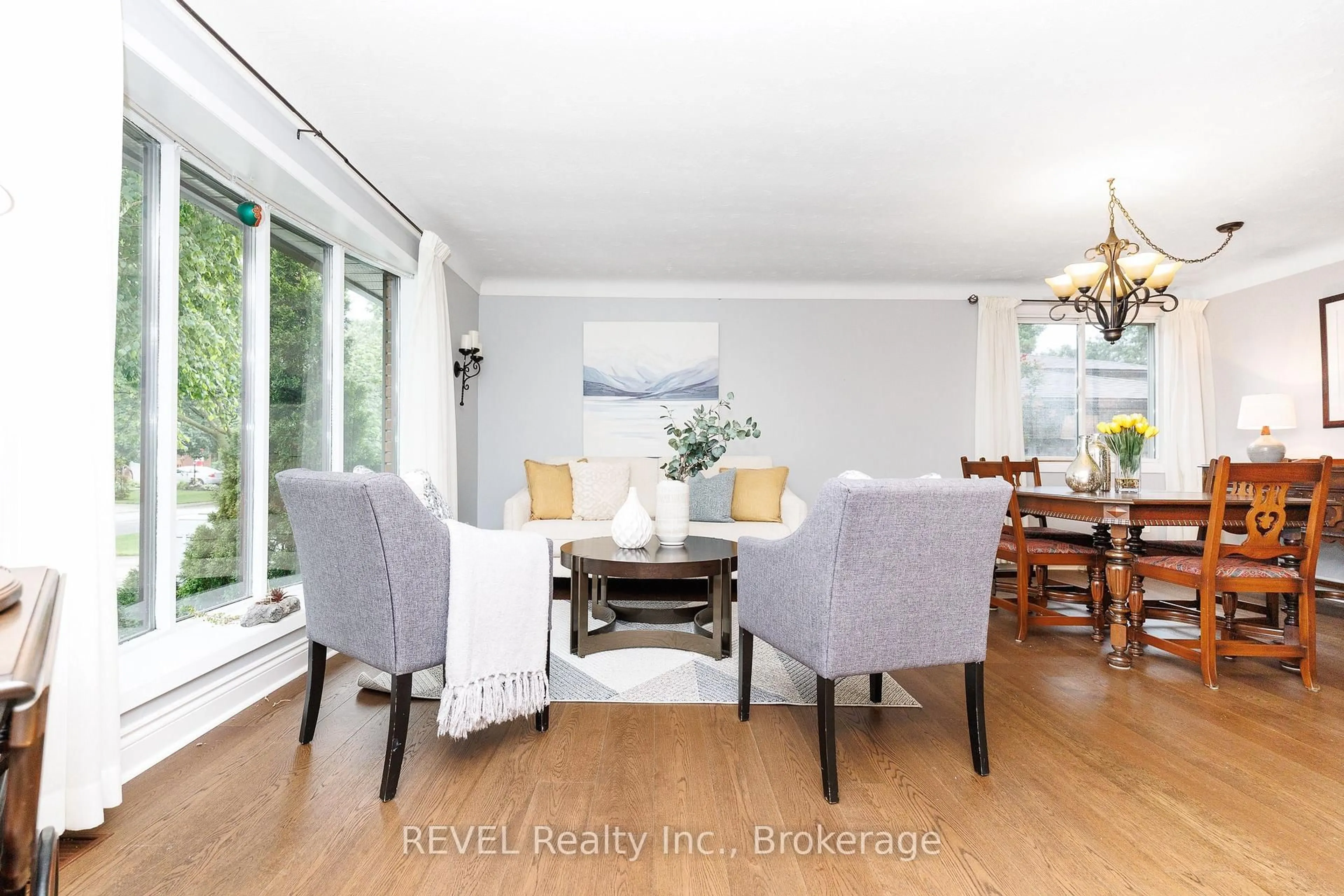 Living room with furniture, unknown for 14 Shetland Cres, St. Catharines Ontario L2P 3P7