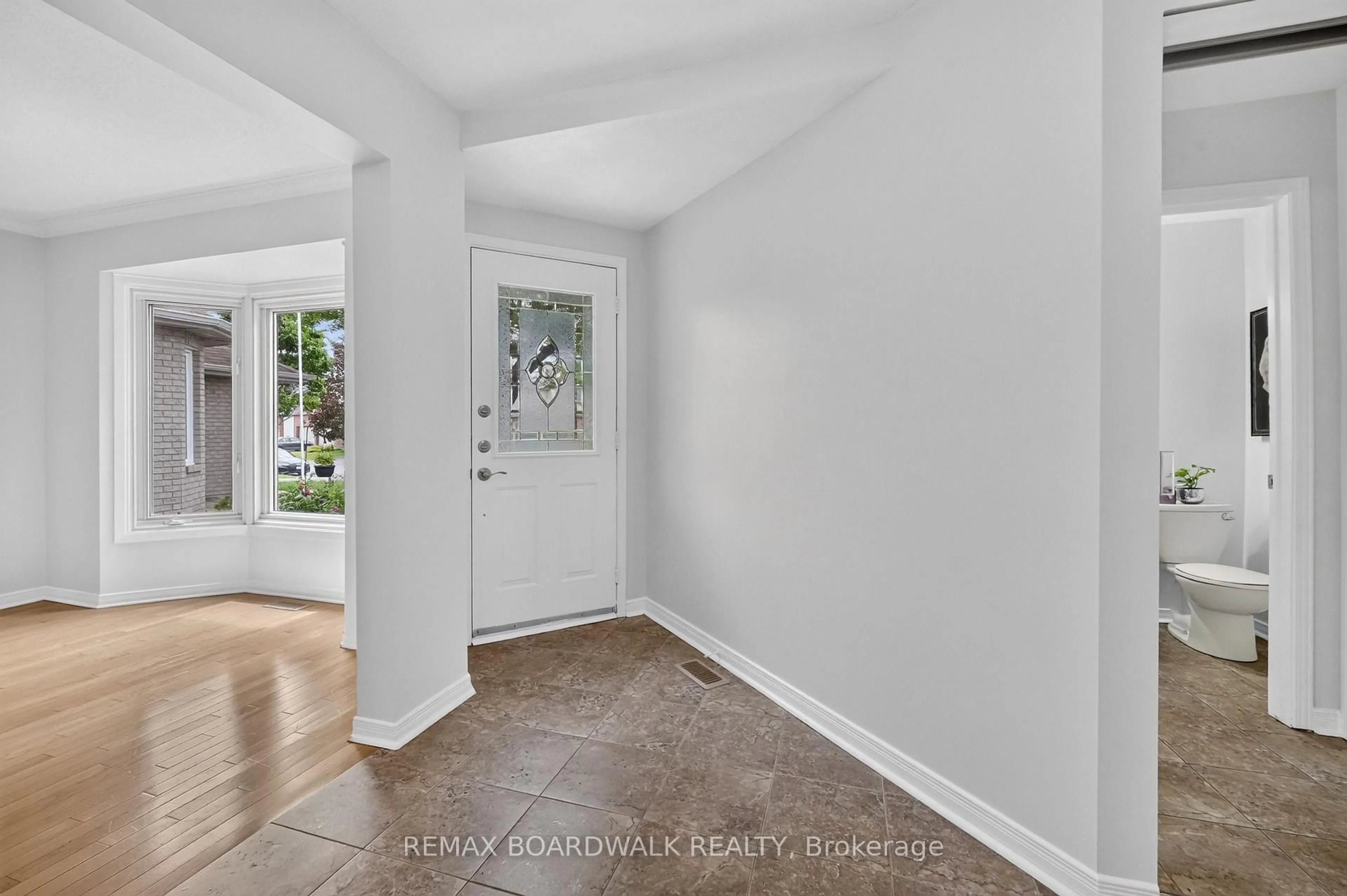 Indoor entryway for 735 Clearcrest Cres, Ottawa Ontario K4A 3E7