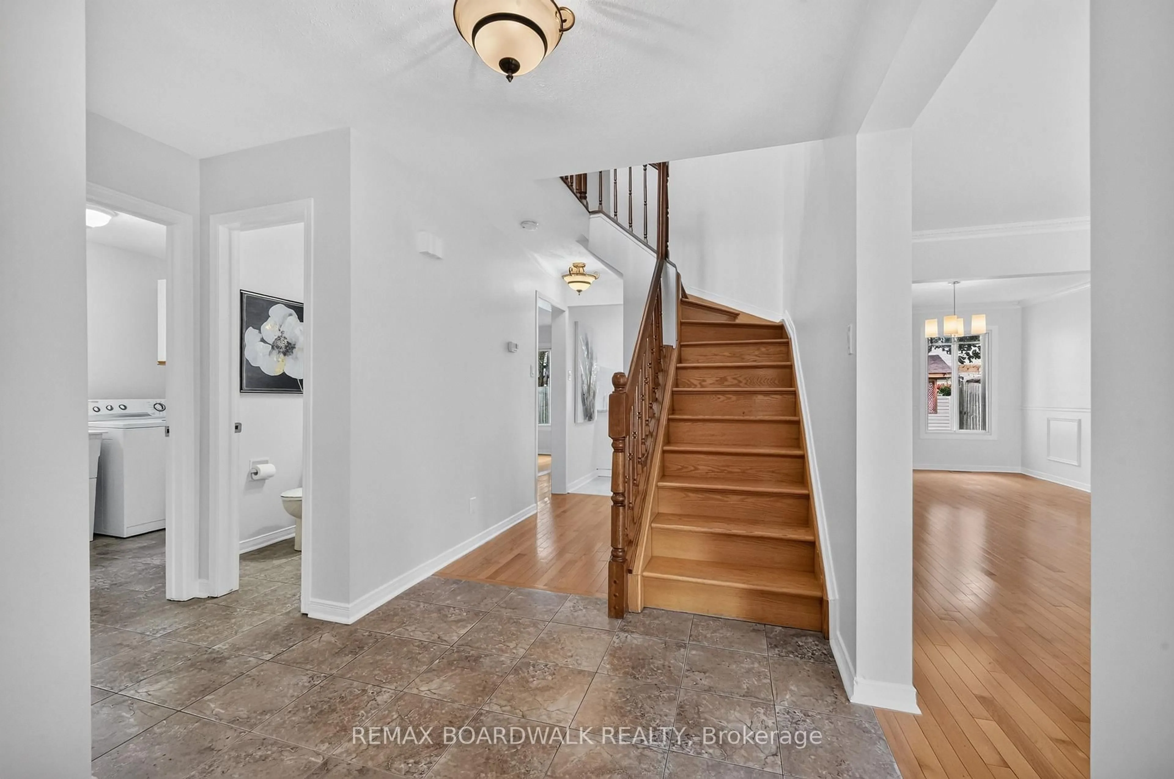Indoor foyer for 735 Clearcrest Cres, Ottawa Ontario K4A 3E7