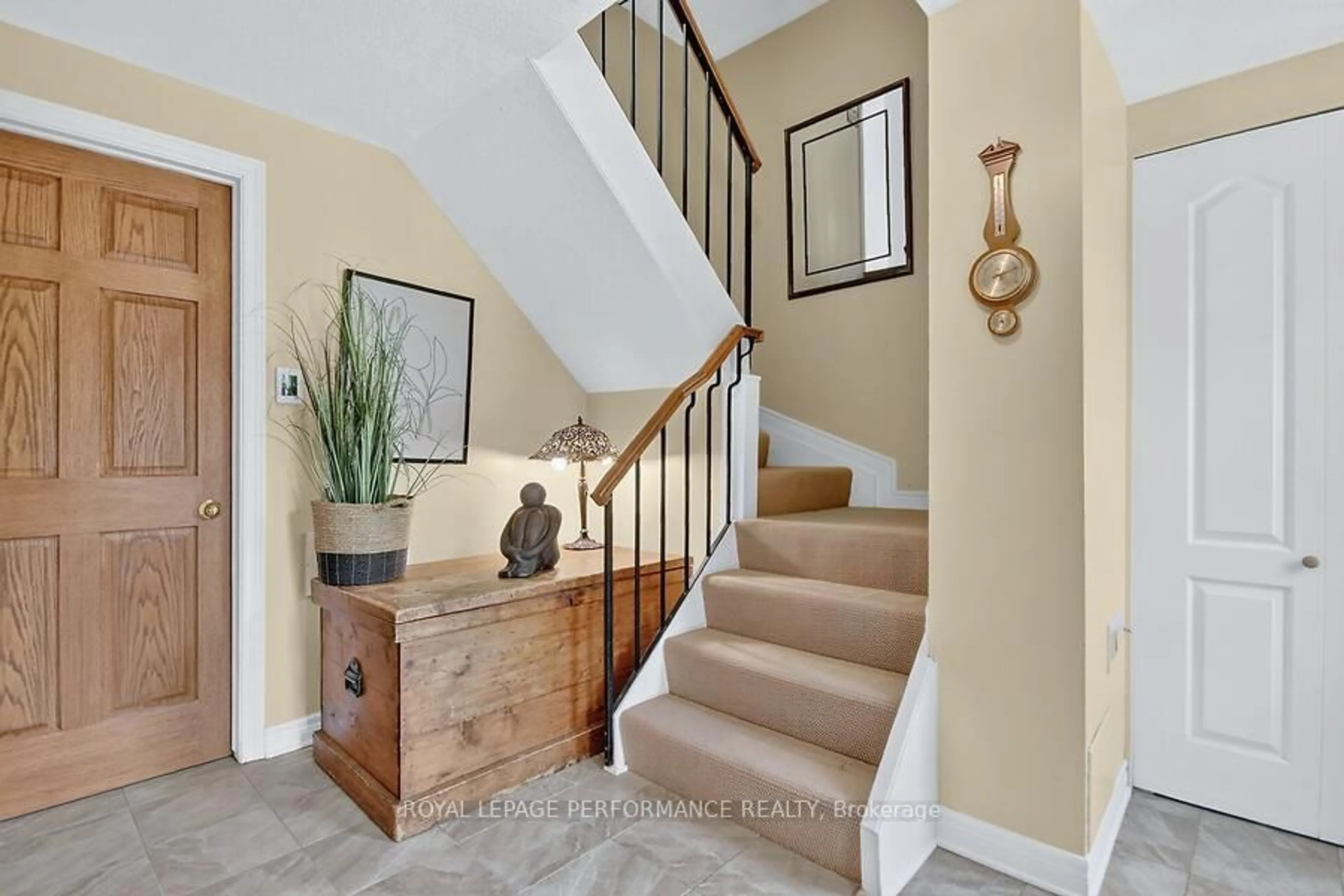Indoor entryway for 280 McClellan Rd #62, Ottawa Ontario K2H 8P8
