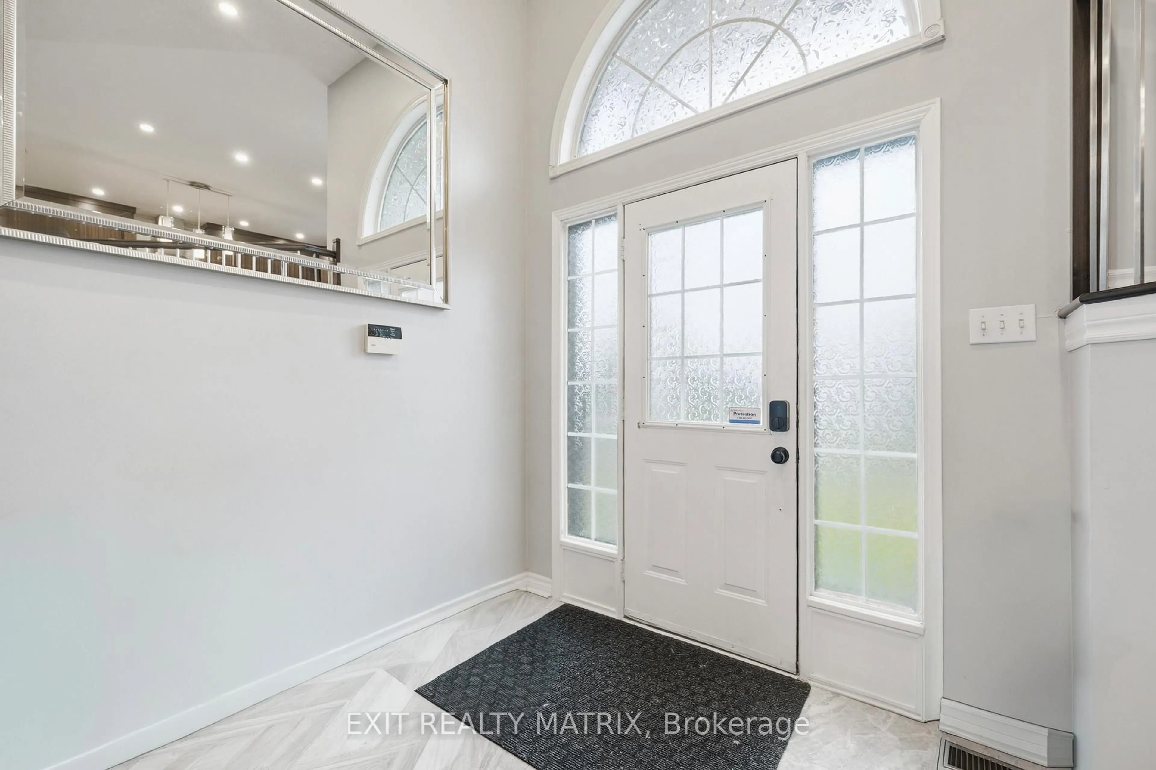 Indoor entryway for 1511 Rumford Dr, Ottawa Ontario K4A 4B7